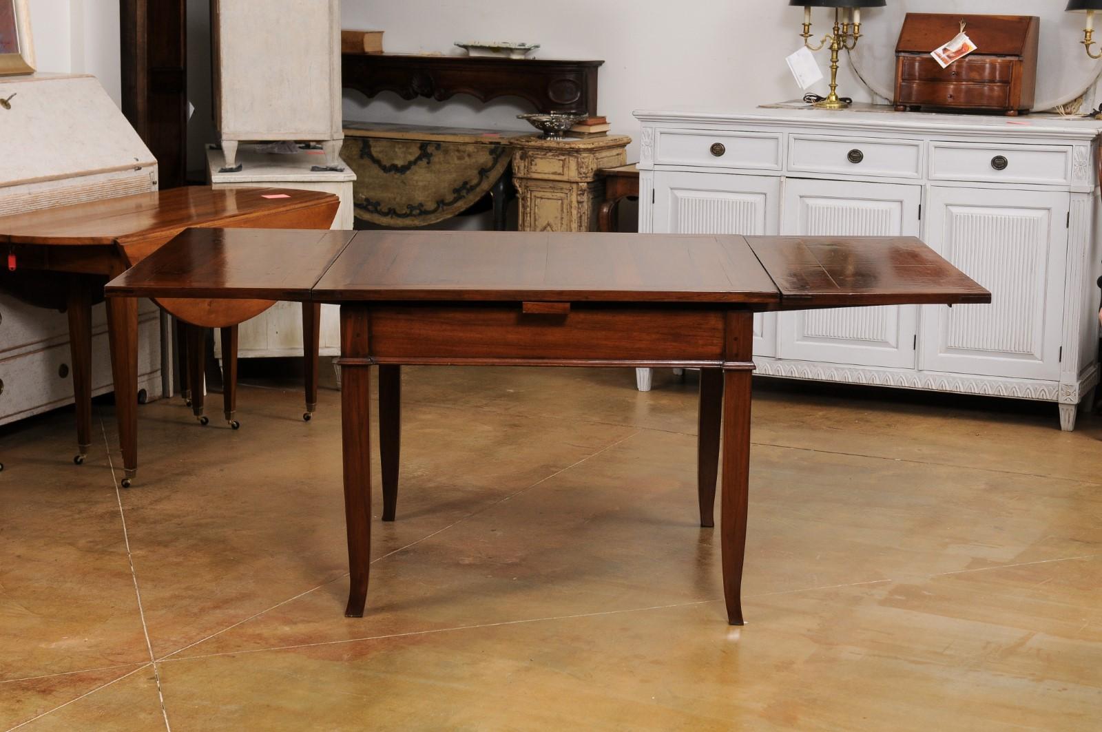 Italian, 19th Century, Walnut Table with Two Extending Leaves and Curving Legs For Sale 6