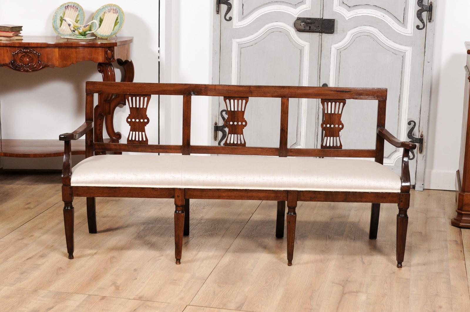 Italian 19th Century Walnut Three-Seater Bench with Carved Splats and Upholstery For Sale 1