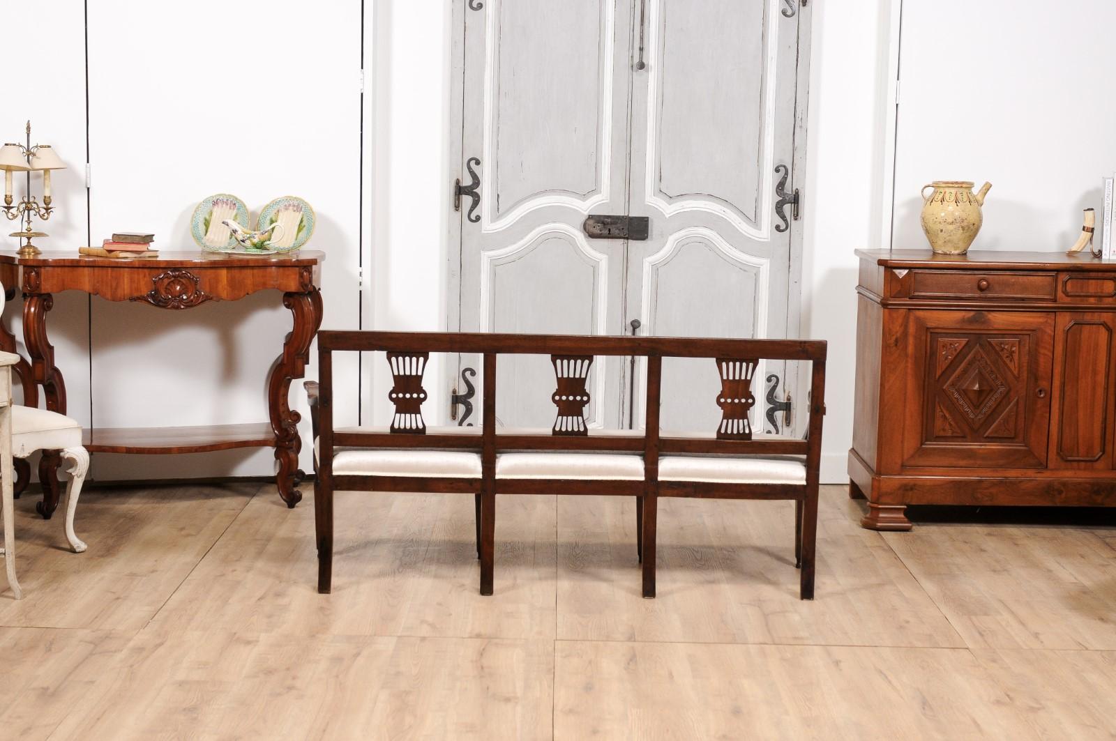 Italian 19th Century Walnut Three-Seater Bench with Carved Splats and Upholstery For Sale 4