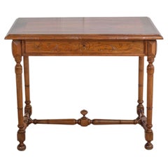 Mesa de escritorio italiana de nogal del siglo XIX