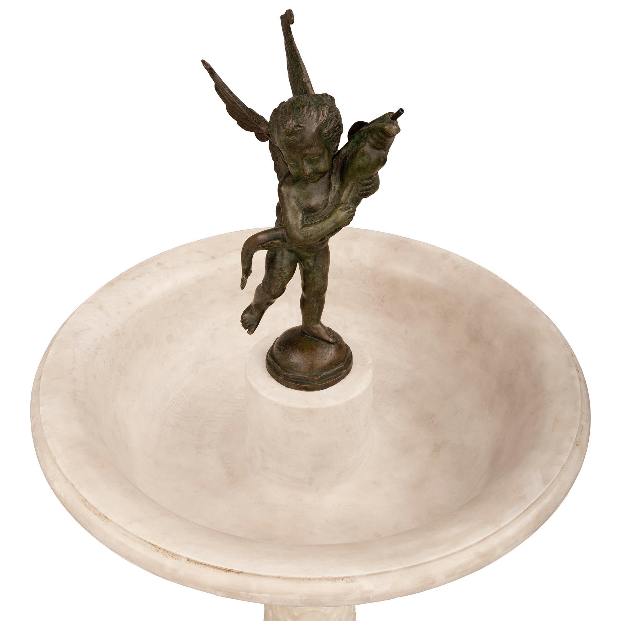 Fontaine italienne du 19ème siècle en marbre blanc de Carrare et bronze patiné en vente 3