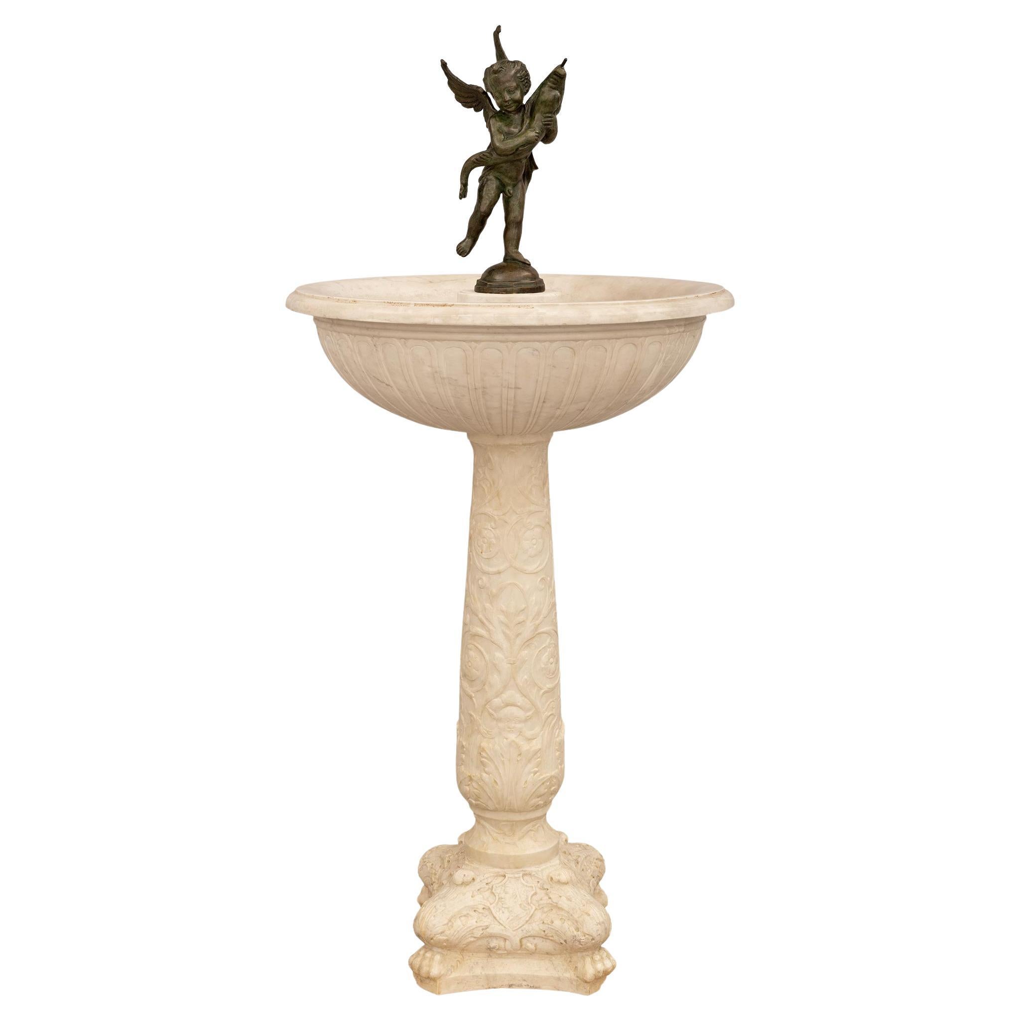 Italienischer Brunnen aus weißem Carrara-Marmor und patinierter Bronze aus dem 19. Jahrhundert