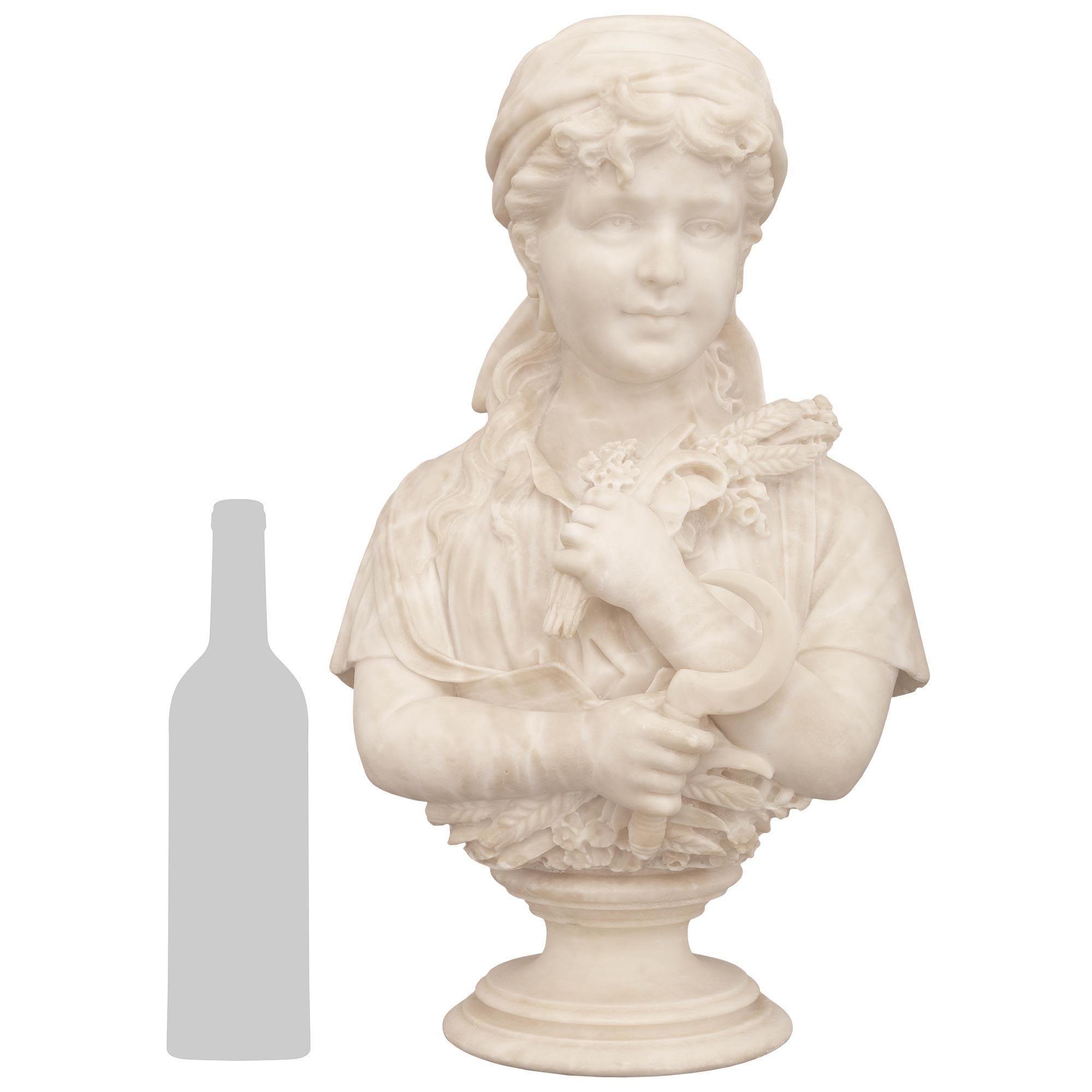 Un adorabile e dettagliatissimo busto in alabastro italiano del XIX secolo. Questo meraviglioso busto di una giovane ragazza è sollevato su un supporto circolare con bordo screziato. Il busto qui sopra raffigura una giovane ragazza vestita in abiti