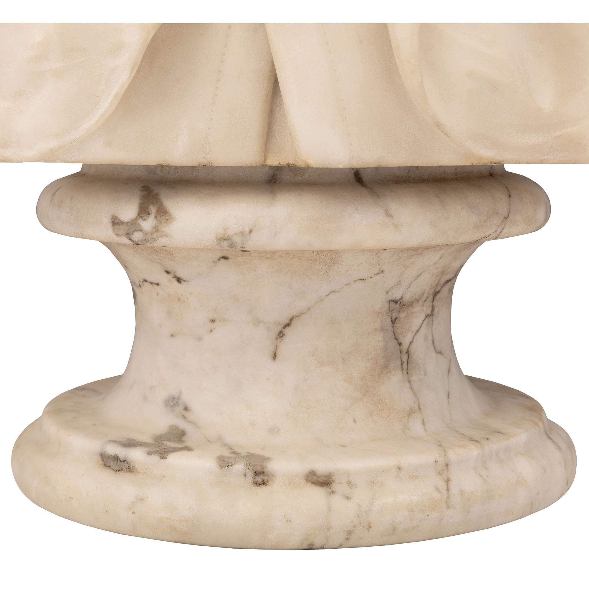 Buste italien d'un jeune garçon en marbre blanc de Carrare du XIXe siècle en vente 5