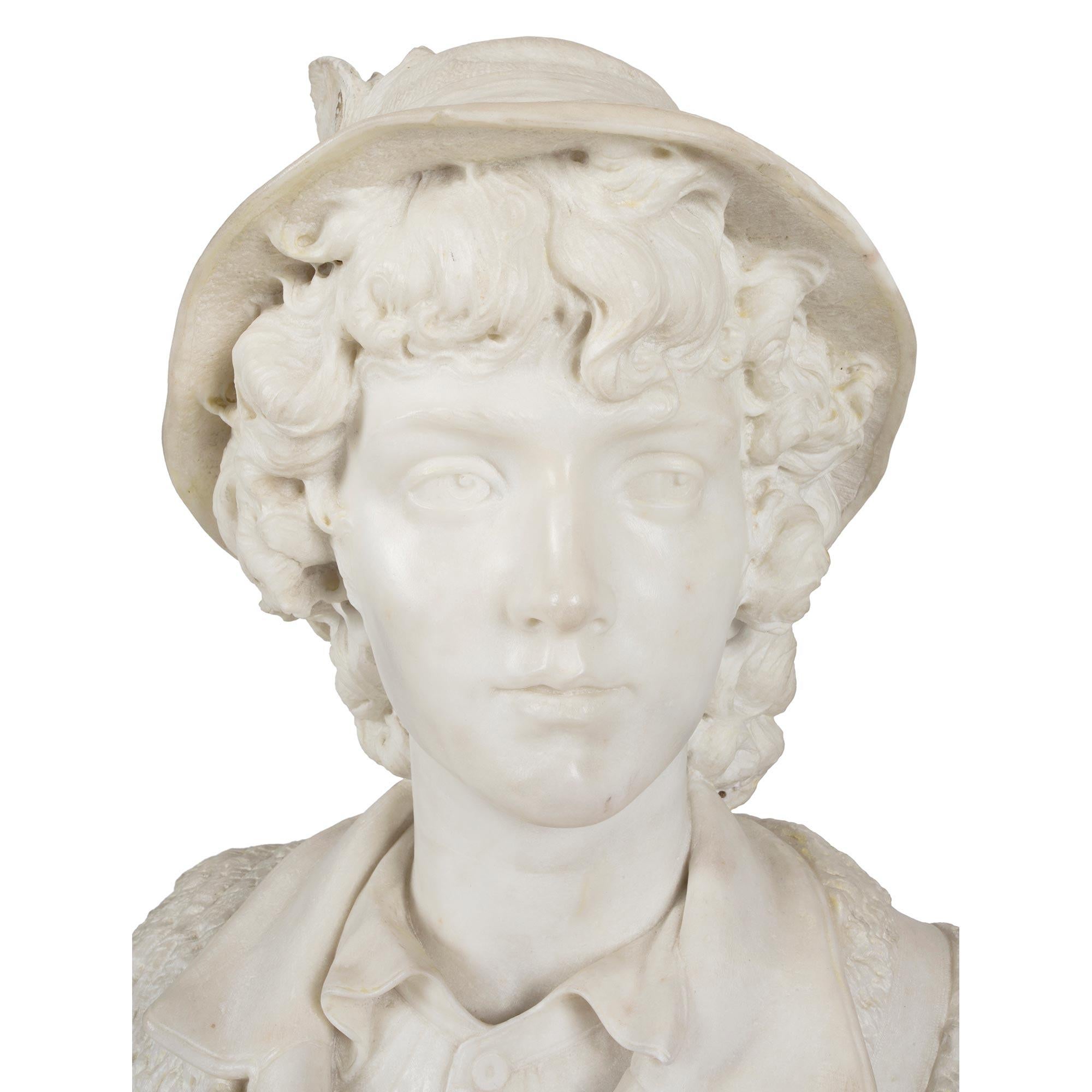 XIXe siècle Buste italien en marbre blanc de Carrare du 19ème siècle représentant un jeune chasseur en vente