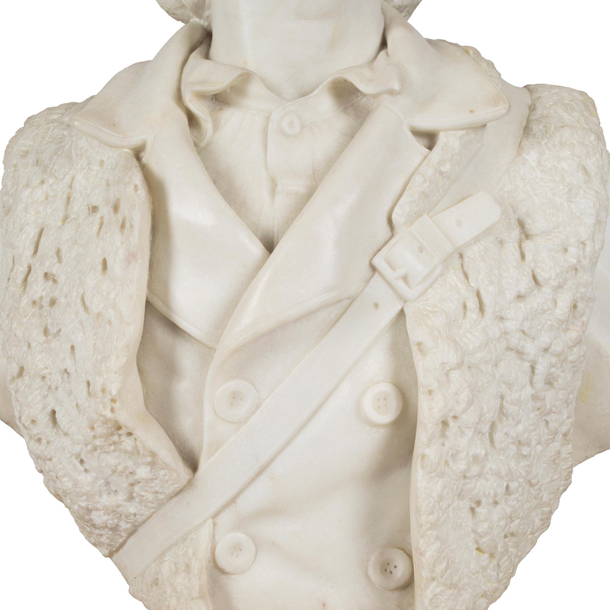 Buste italien en marbre blanc de Carrare du 19ème siècle représentant un jeune chasseur en vente 1