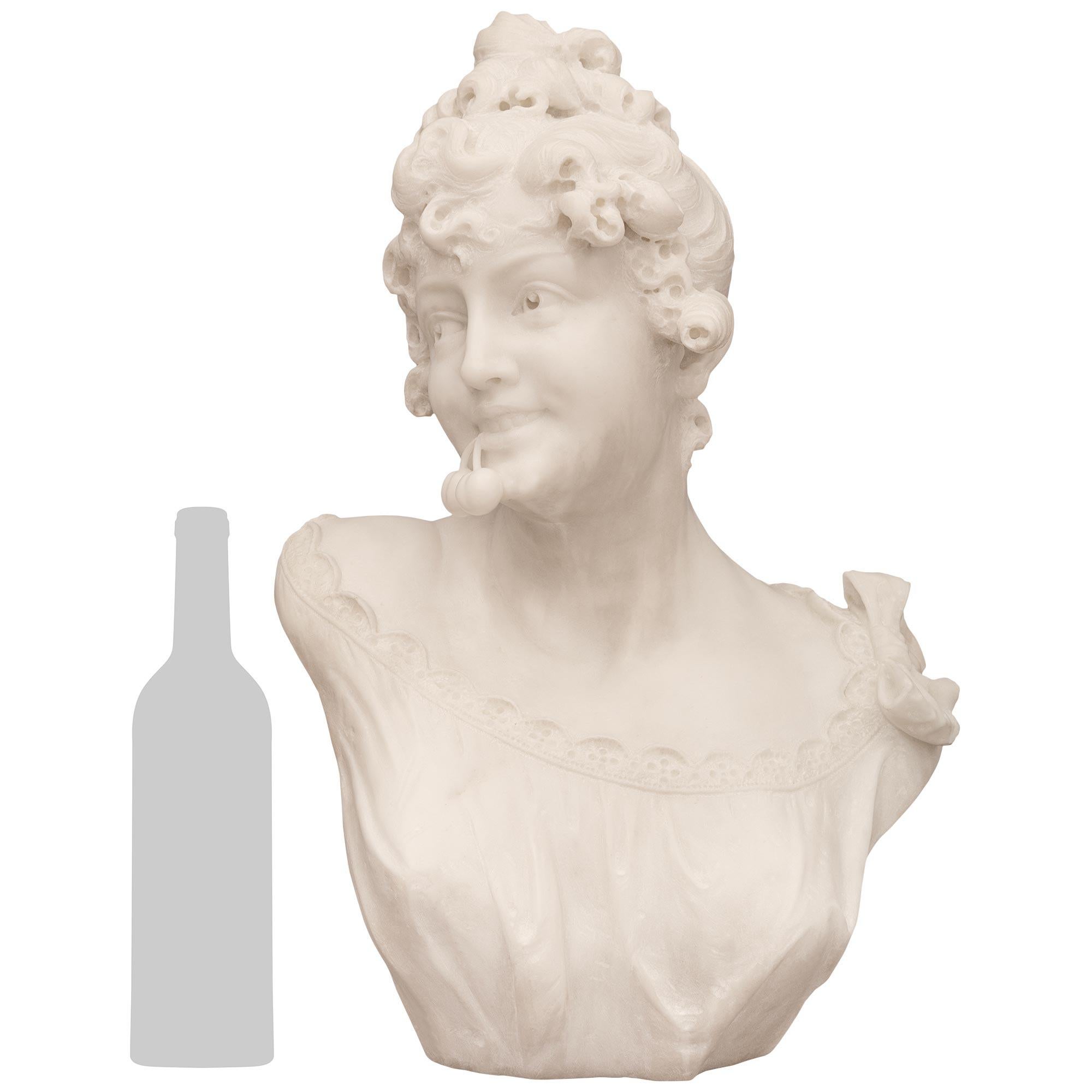 Magnifique buste de jeune fille en marbre blanc de Carrare, signé R. Batelli, datant du XIXe siècle. Cette statue merveilleusement charmante représente une jeune fille portant une robe fluide finement détaillée avec une bordure festonnée et un grand