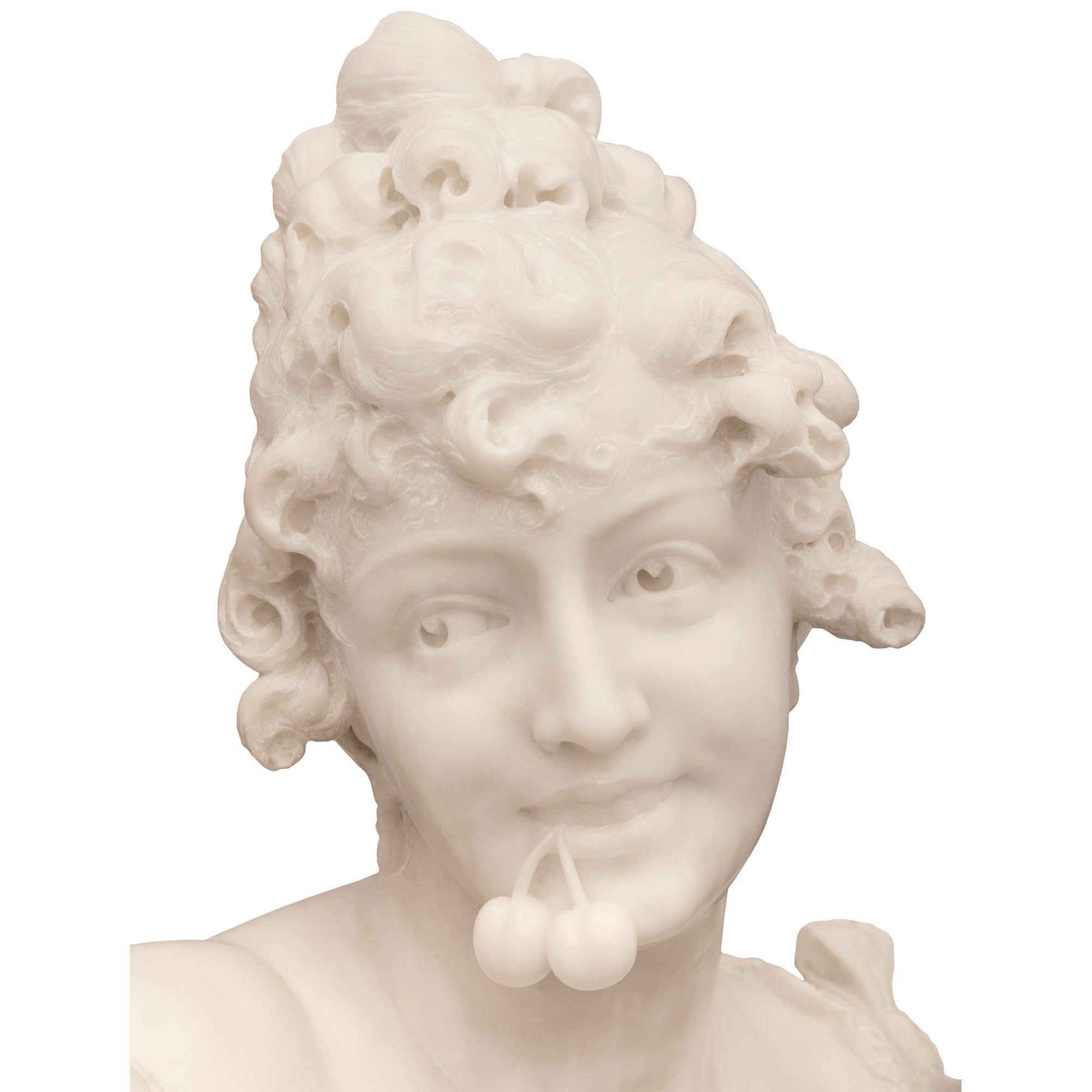 Marbre de Carrare Buste d'une jeune fille en marbre blanc de Carrare italien du 19e siècle en vente