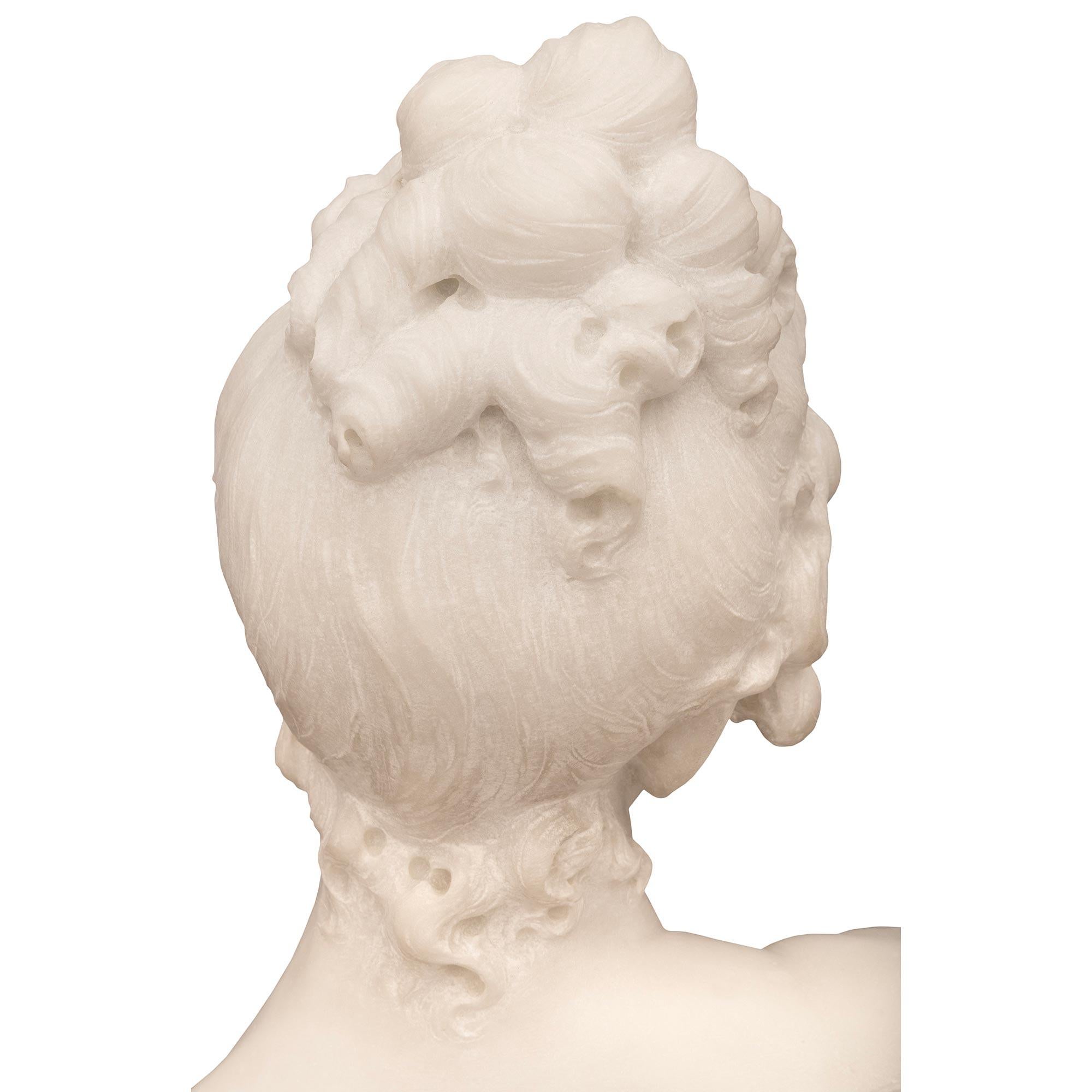 Buste d'une jeune fille en marbre blanc de Carrare italien du 19e siècle en vente 1