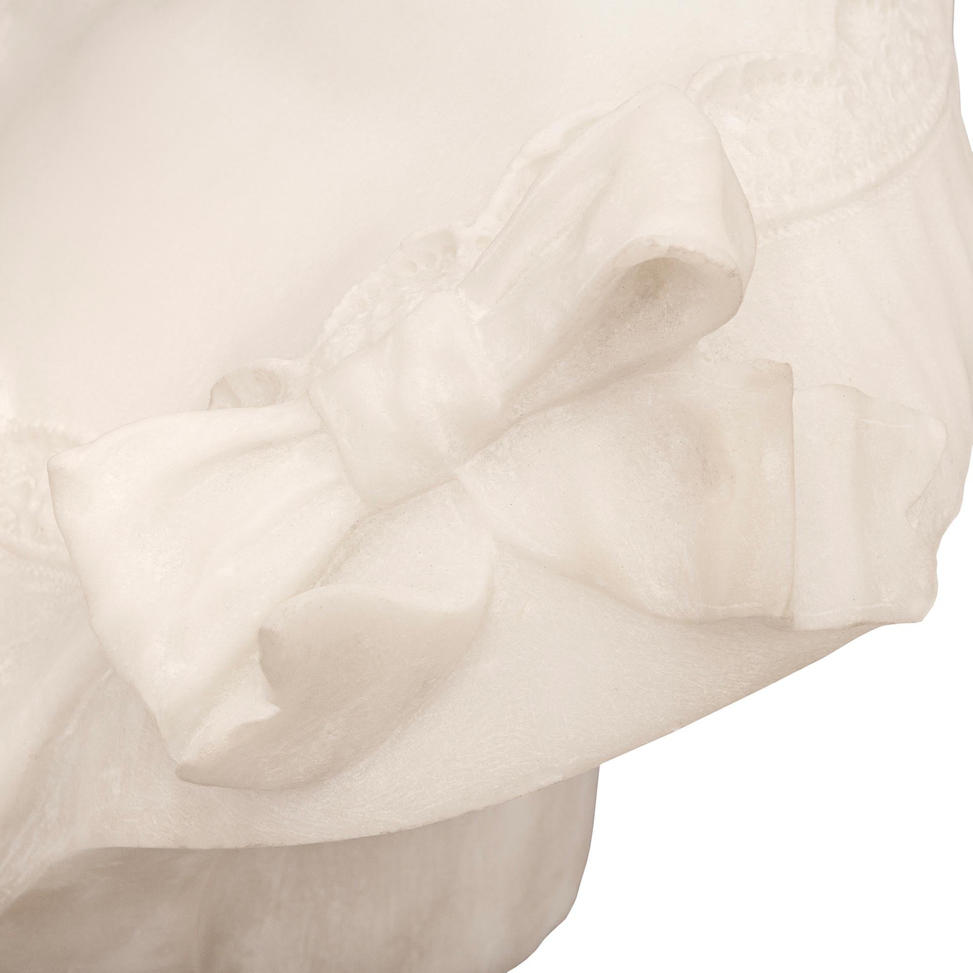 Buste d'une jeune fille en marbre blanc de Carrare italien du 19e siècle en vente 2