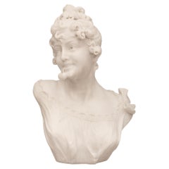 Buste d'une jeune fille en marbre blanc de Carrare italien du 19e siècle
