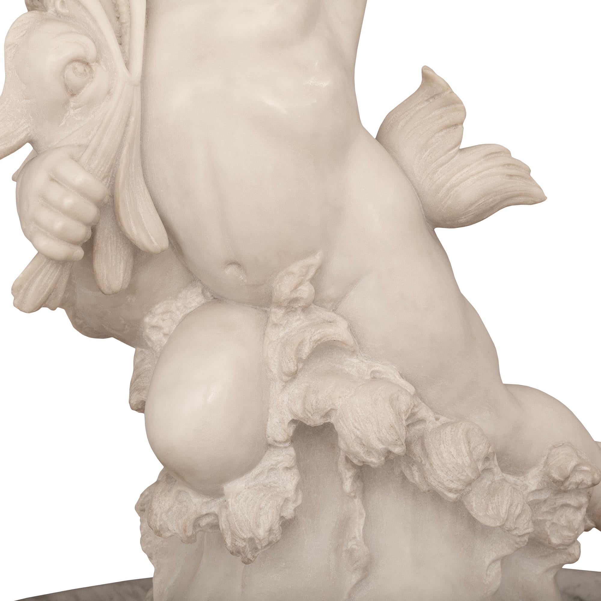 Fontaine italienne du 19ème siècle en marbre blanc de Carrare représentant Cupidon avec un dauphin en vente 3