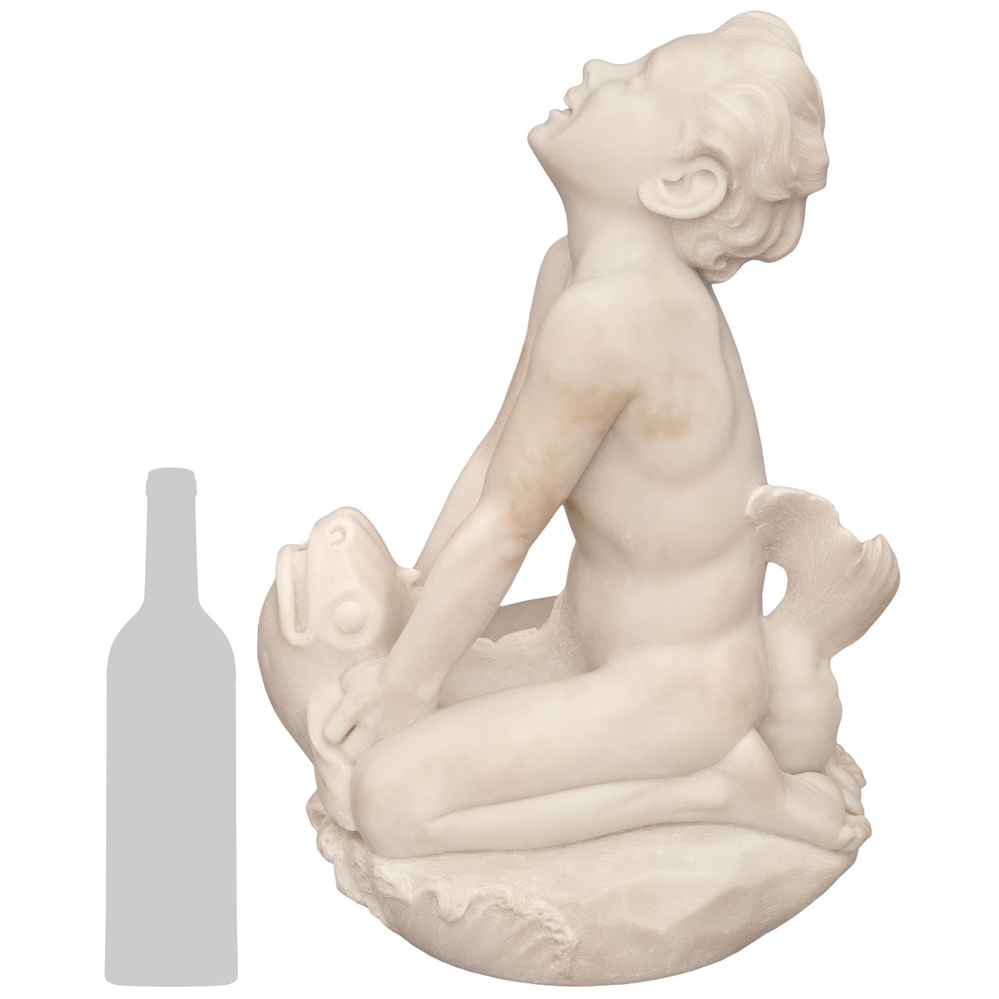 Une charmante fontaine en marbre blanc de Carrare du 19ème siècle italien de grande qualité de Taras. Cette merveilleuse et charmante fontaine représente le fils de Poséidon, Taras, jeune homme chevauchant un dauphin. Taras est assis sur le dos du
