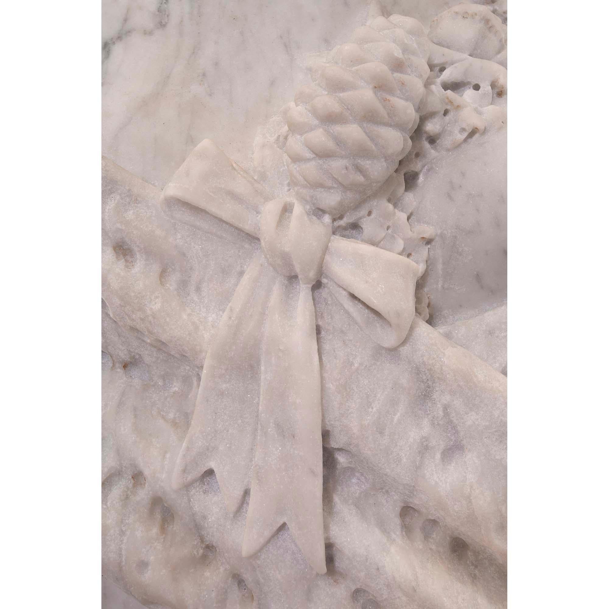 Freistehende italienische Statue einer Gartenjungfrau aus weißem Carrara-Marmor aus dem 19. Jahrhundert im Angebot 3