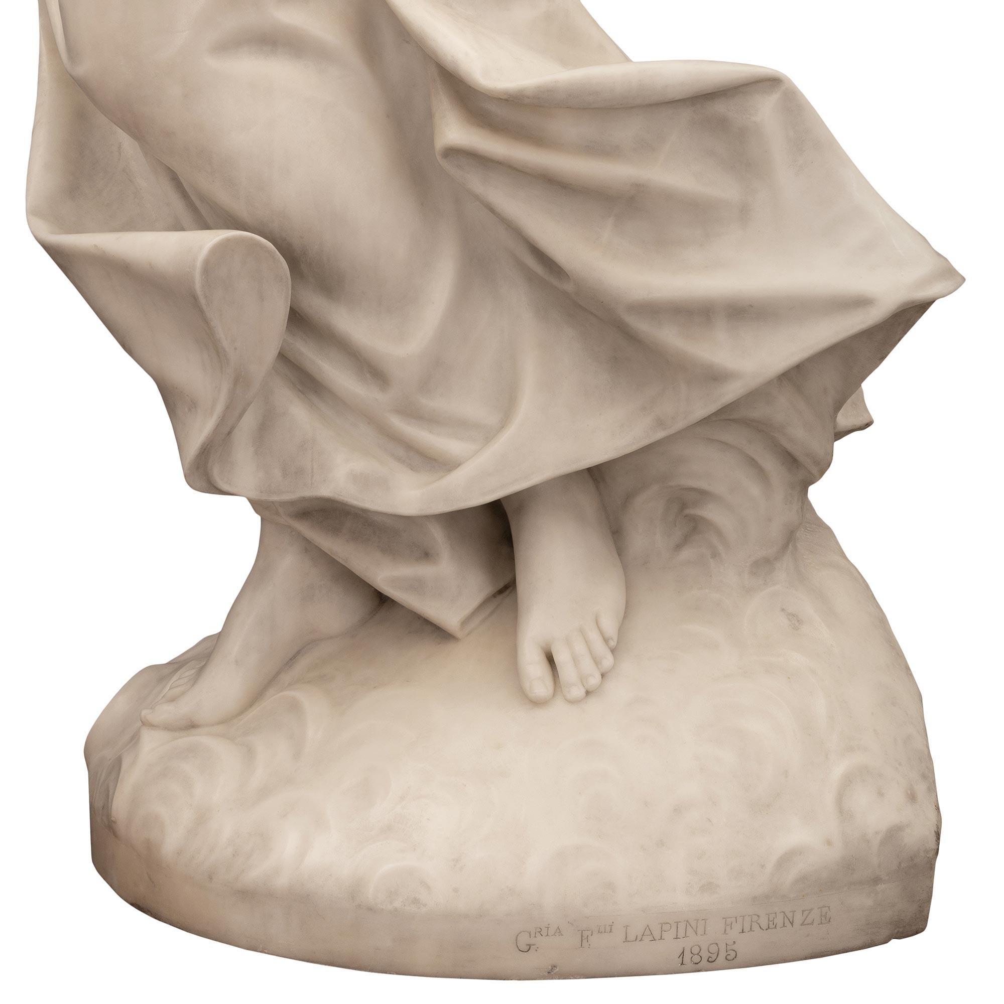 Estatua italiana del siglo XIX de mármol blanco de Carrara de tamaño natural de la Virgen con el Niño en venta 5