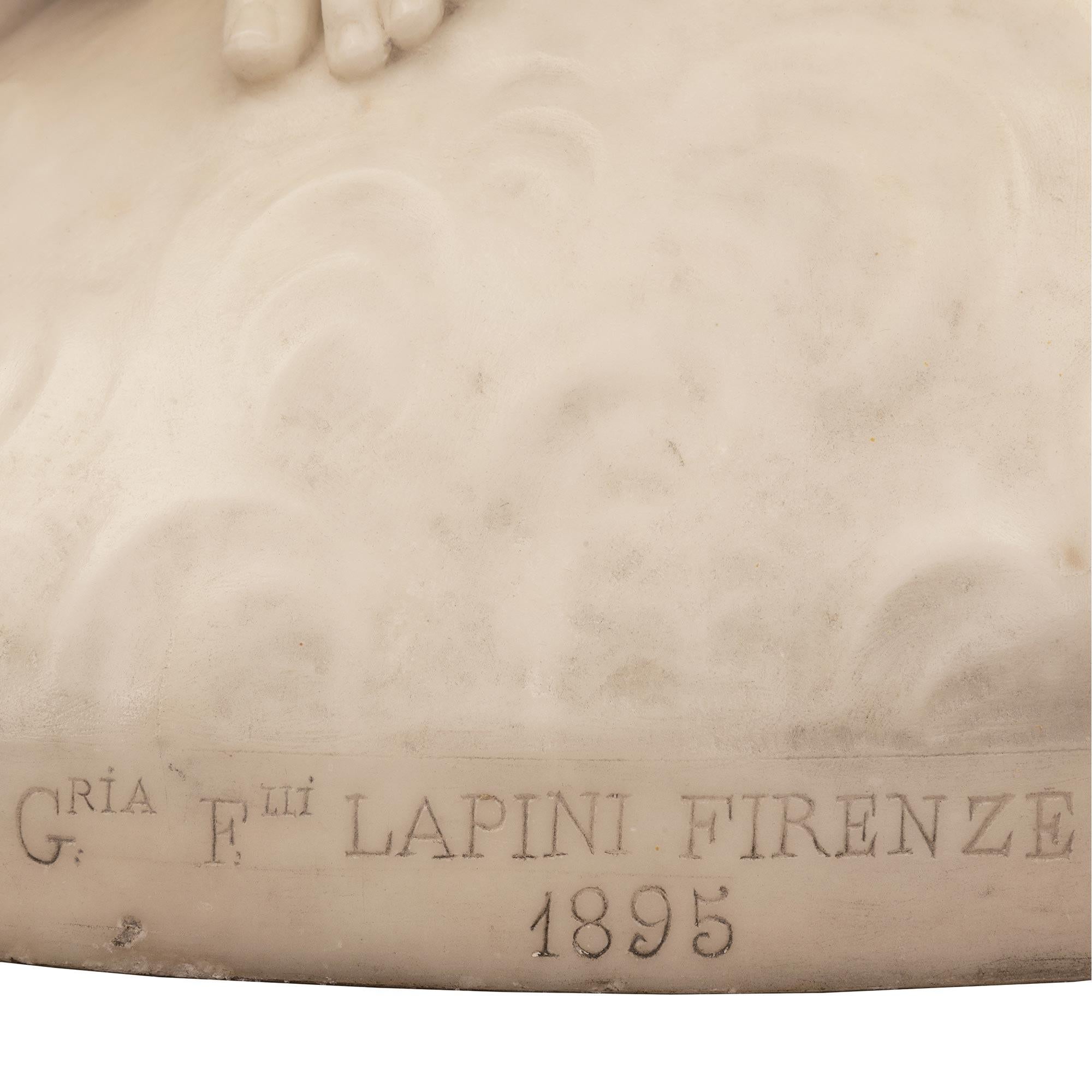 Statue italienne grandeur nature de Madone et d'enfant en marbre blanc de Carrare du 19ème siècle en vente 7