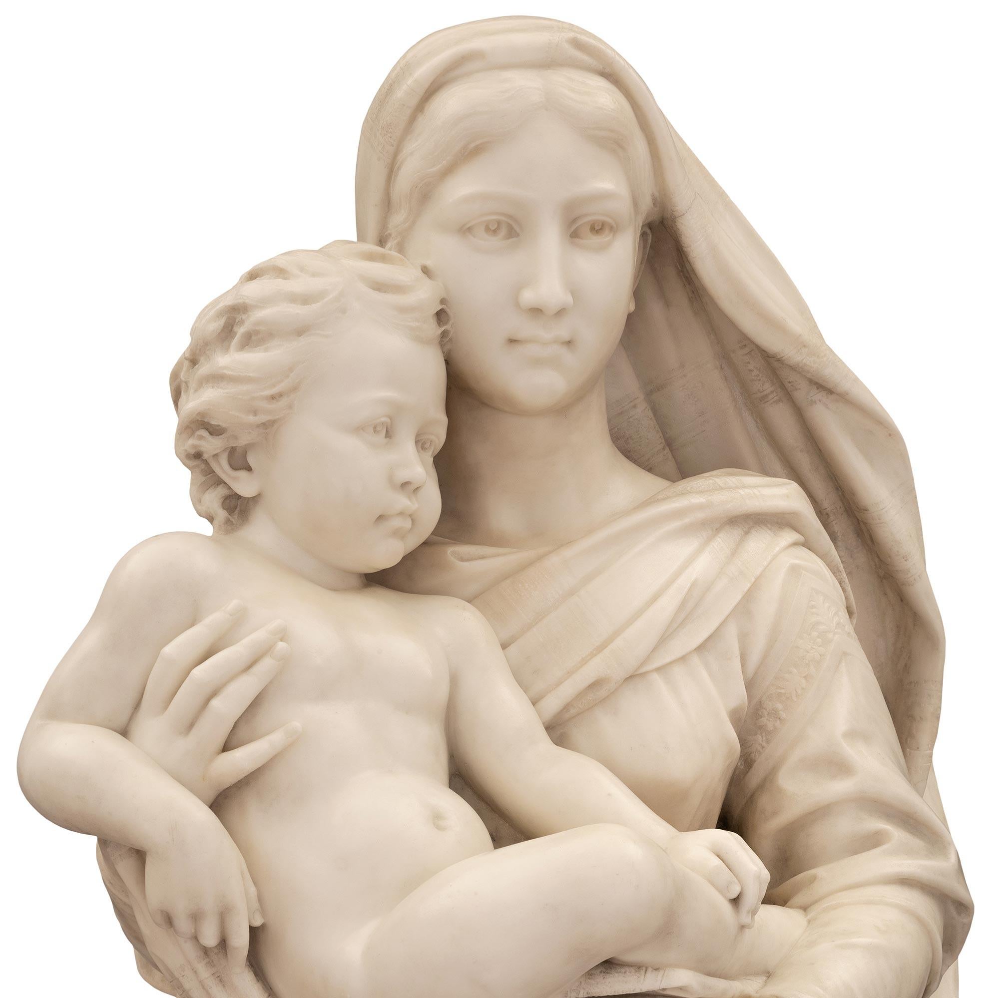 Marbre Statue italienne grandeur nature de Madone et d'enfant en marbre blanc de Carrare du 19ème siècle en vente