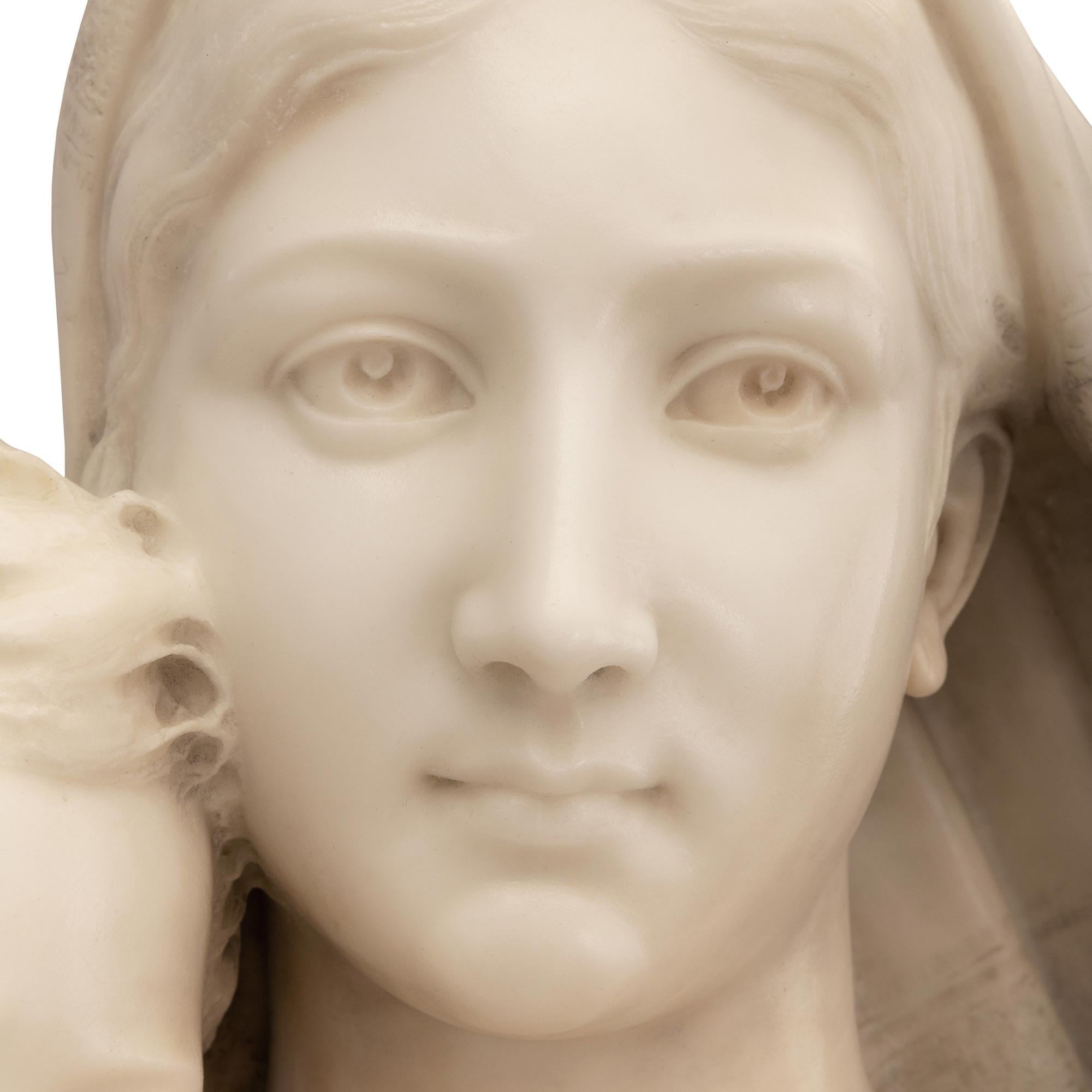 Estatua italiana del siglo XIX de mármol blanco de Carrara de tamaño natural de la Virgen con el Niño en venta 1