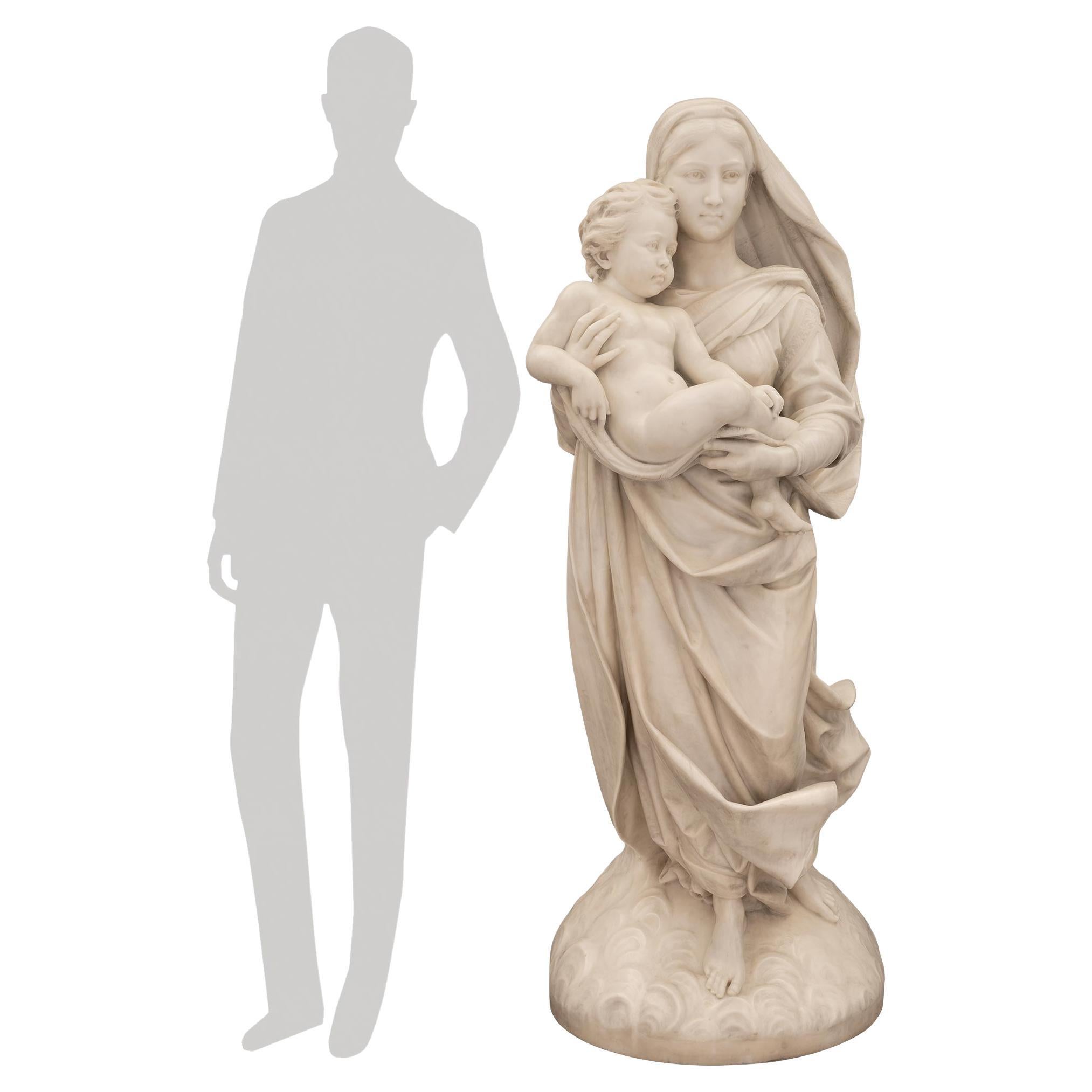 Statue italienne grandeur nature de Madone et d'enfant en marbre blanc de Carrare du 19ème siècle
