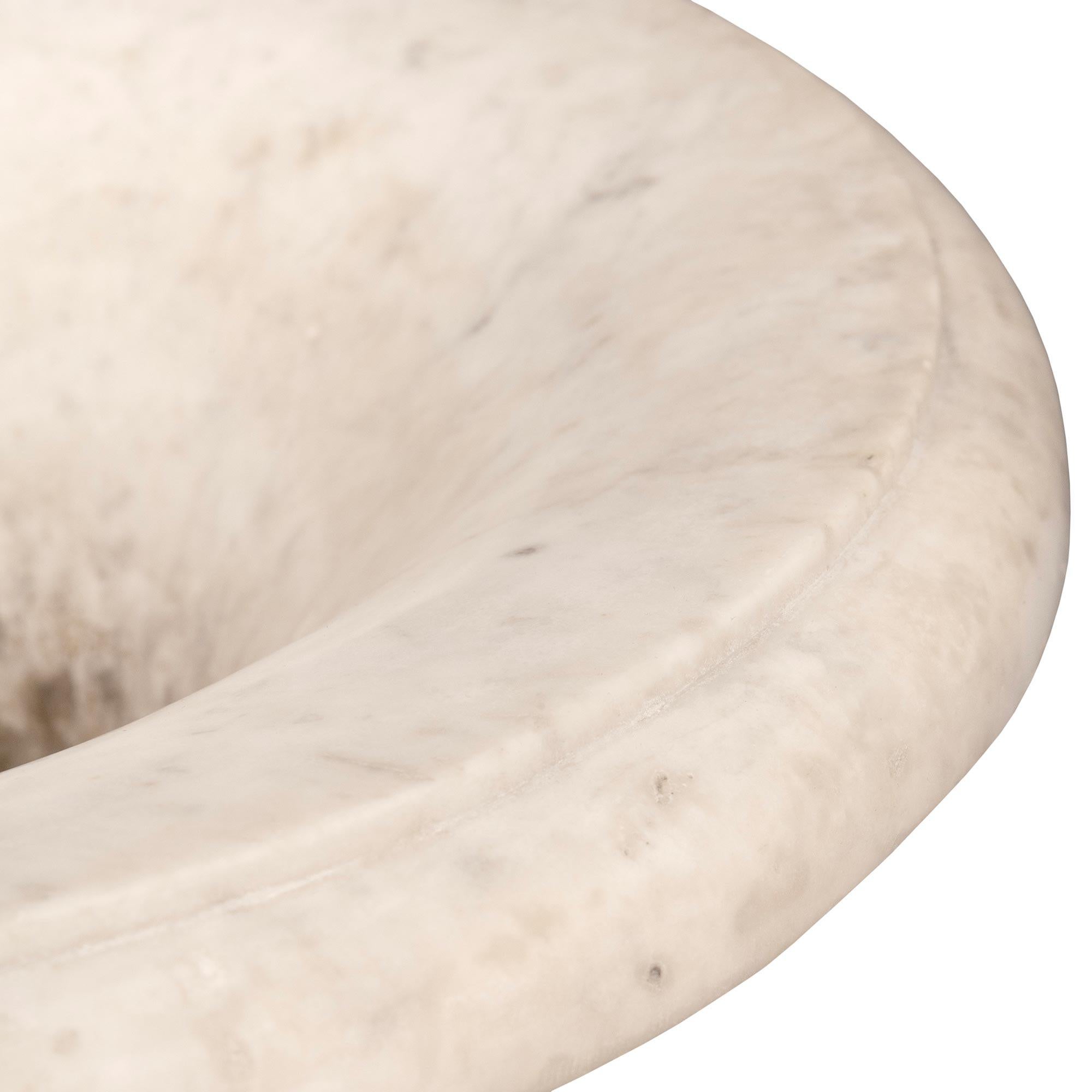 Italienische Medici-Vase aus weißem Carrara-Marmor des 19. Jahrhunderts im Zustand „Gut“ im Angebot in West Palm Beach, FL