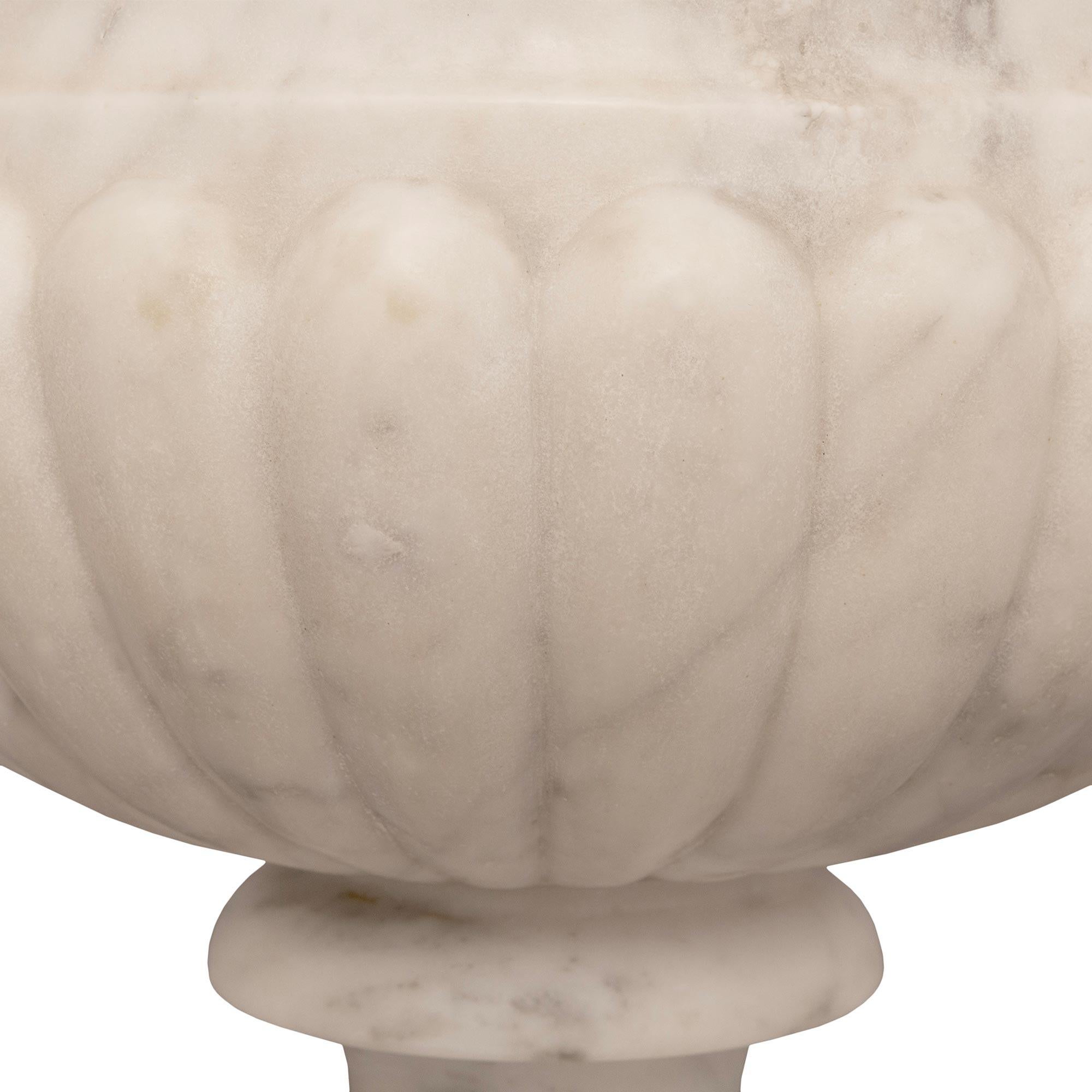 Italienische Medici-Vase aus weißem Carrara-Marmor des 19. Jahrhunderts im Angebot 1