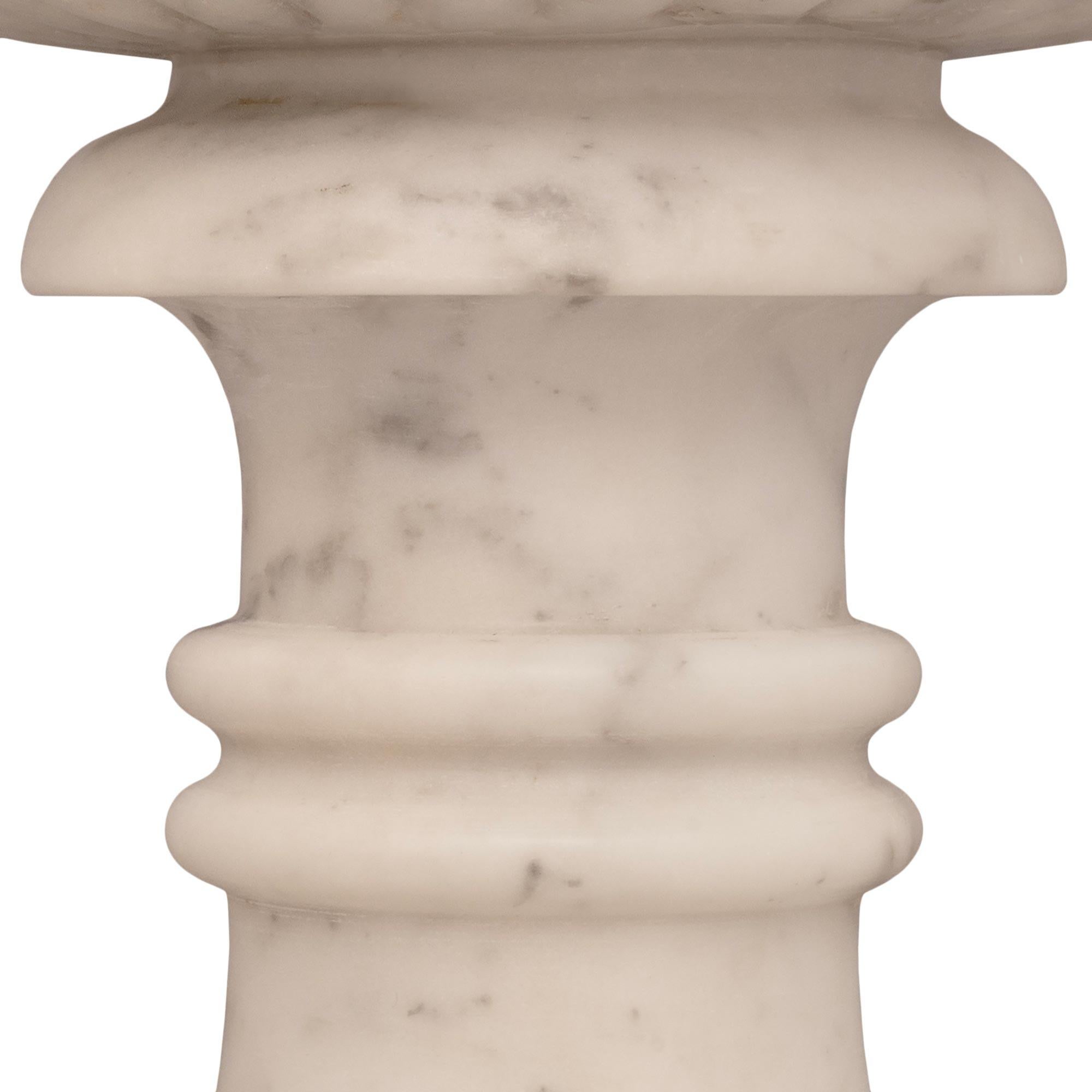 Italienische Medici-Vase aus weißem Carrara-Marmor des 19. Jahrhunderts im Angebot 2