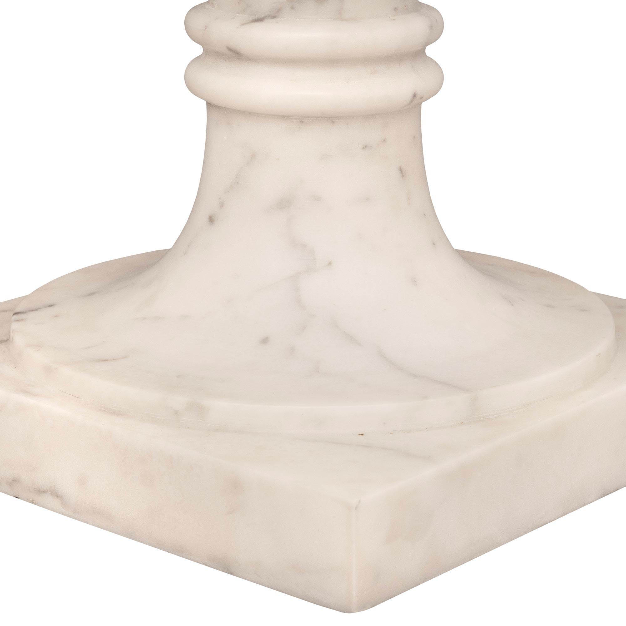 Italienische Medici-Vase aus weißem Carrara-Marmor des 19. Jahrhunderts im Angebot 3