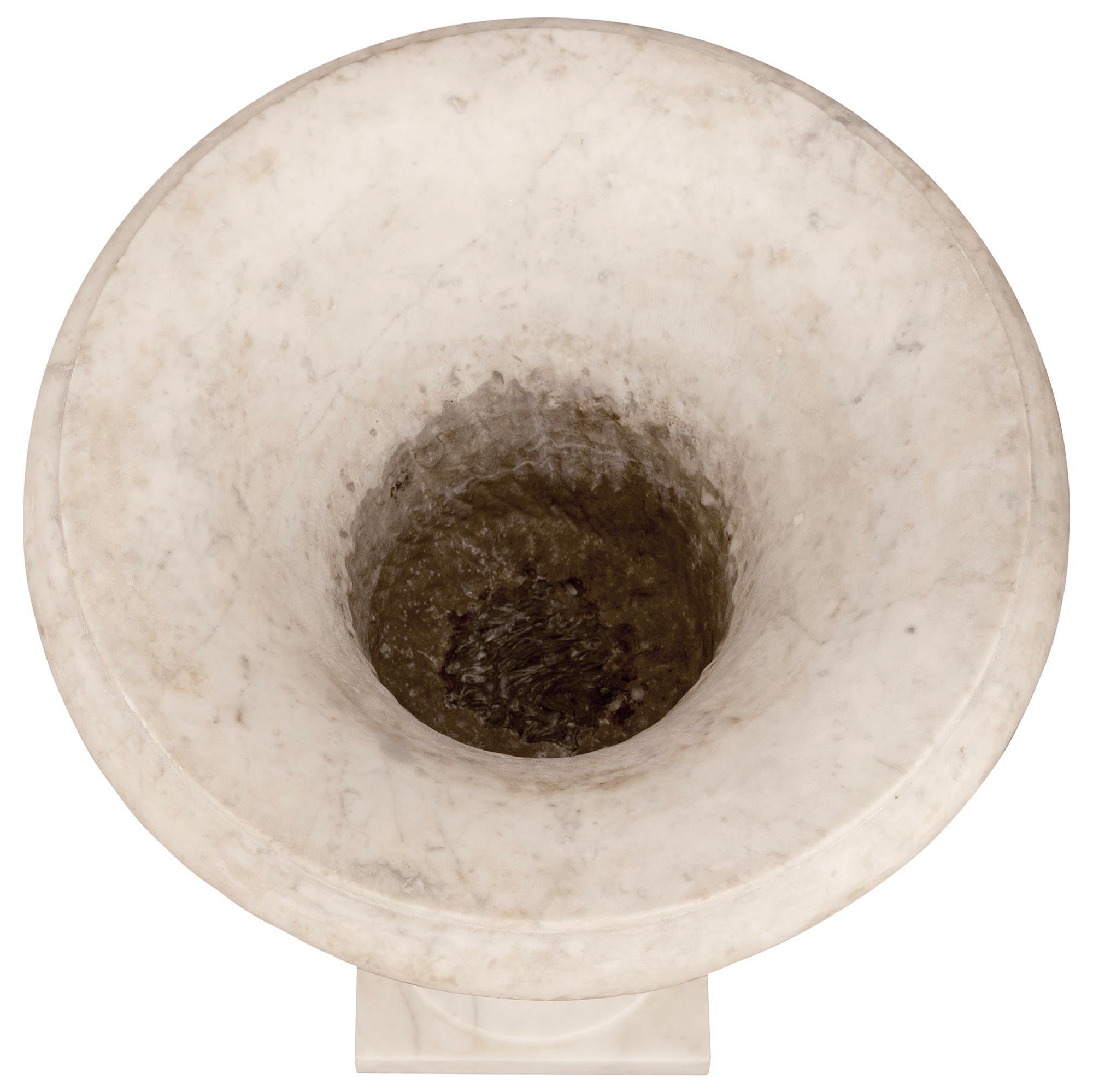 Italienische Medici-Vase aus weißem Carrara-Marmor des 19. Jahrhunderts im Angebot 4
