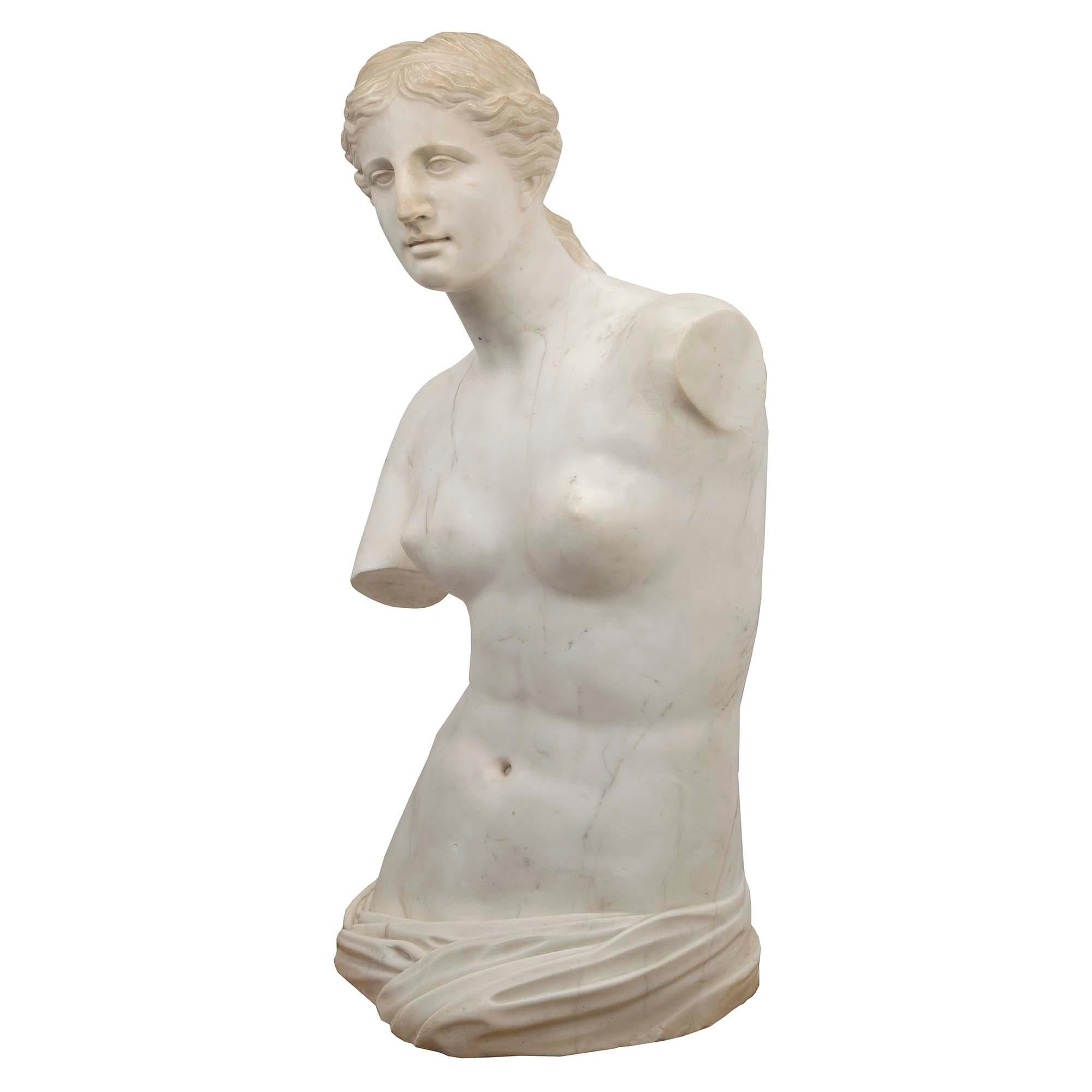 Italienischer weißer Carrara-Marmor der Venus von Milo aus dem 19. Jahrhundert im Zustand „Gut“ im Angebot in West Palm Beach, FL