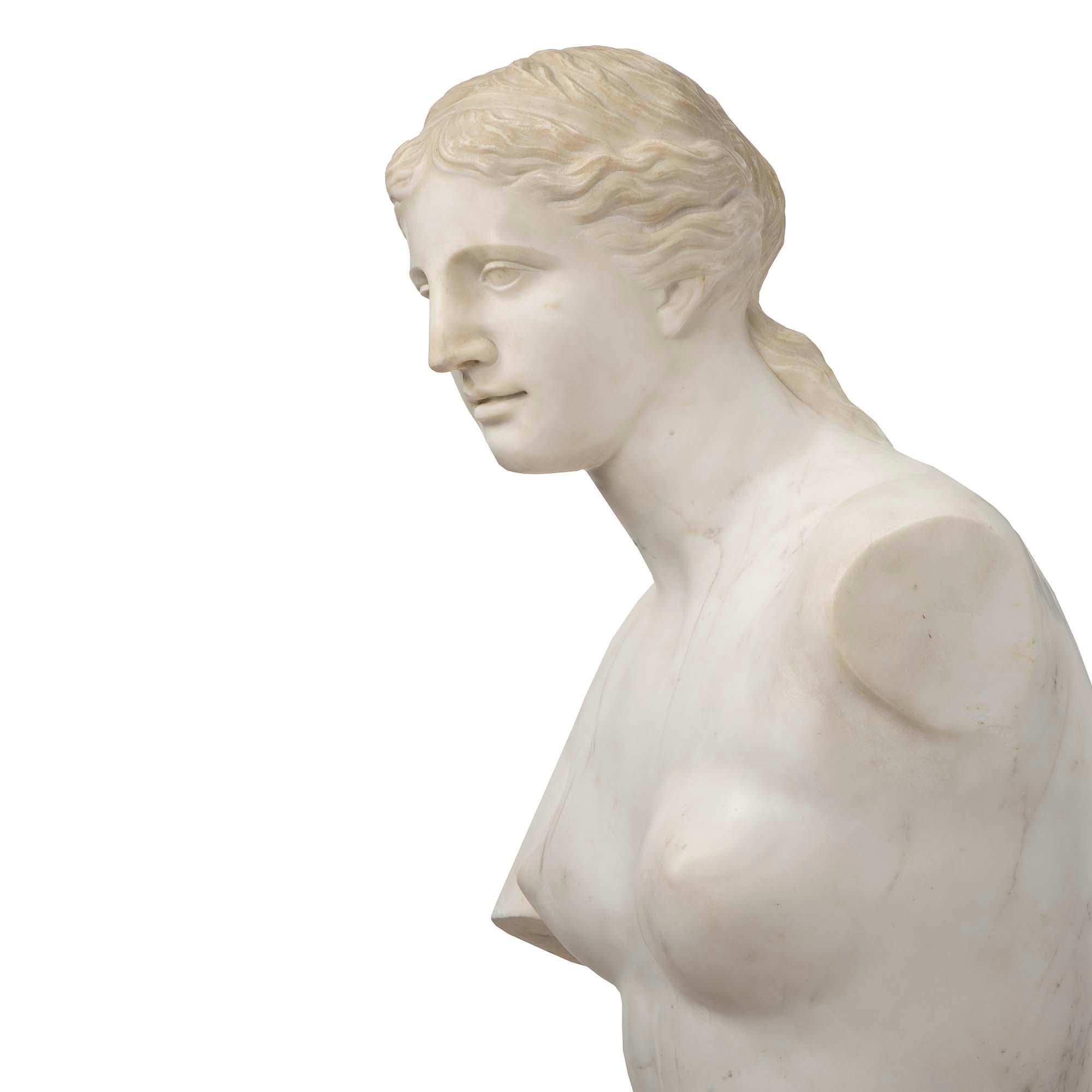 Italian 19th Century White Carrara Marble of Venus De Milo For Sale 1