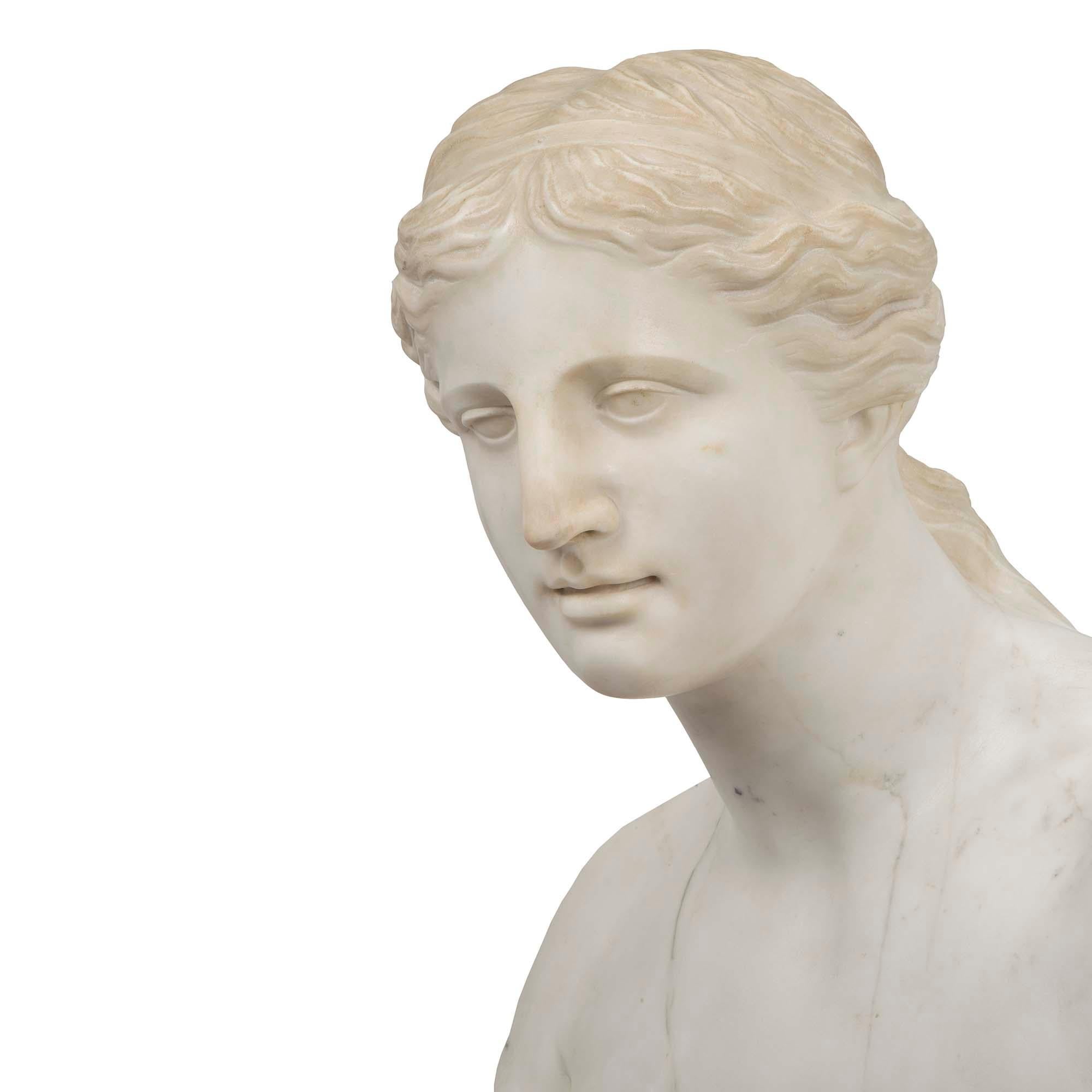 Italian 19th Century White Carrara Marble of Venus De Milo For Sale 2
