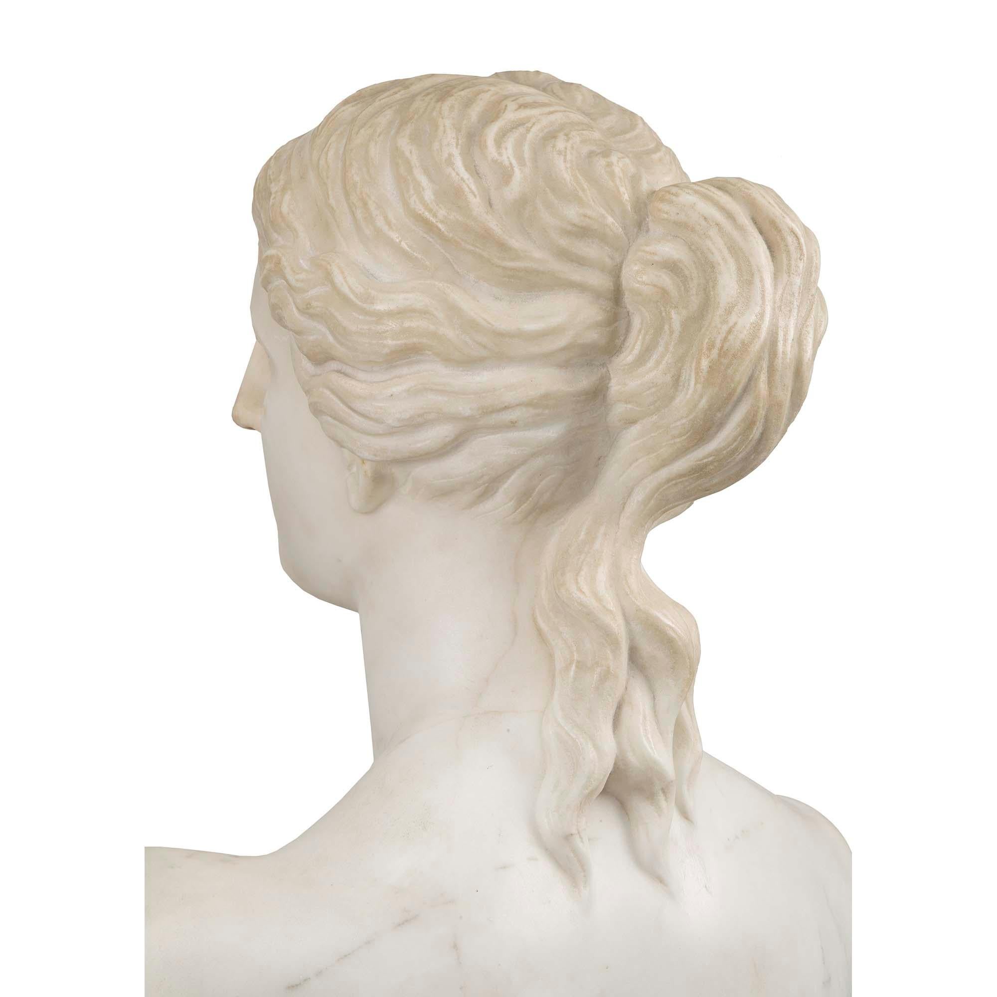 Italian 19th Century White Carrara Marble of Venus De Milo For Sale 3