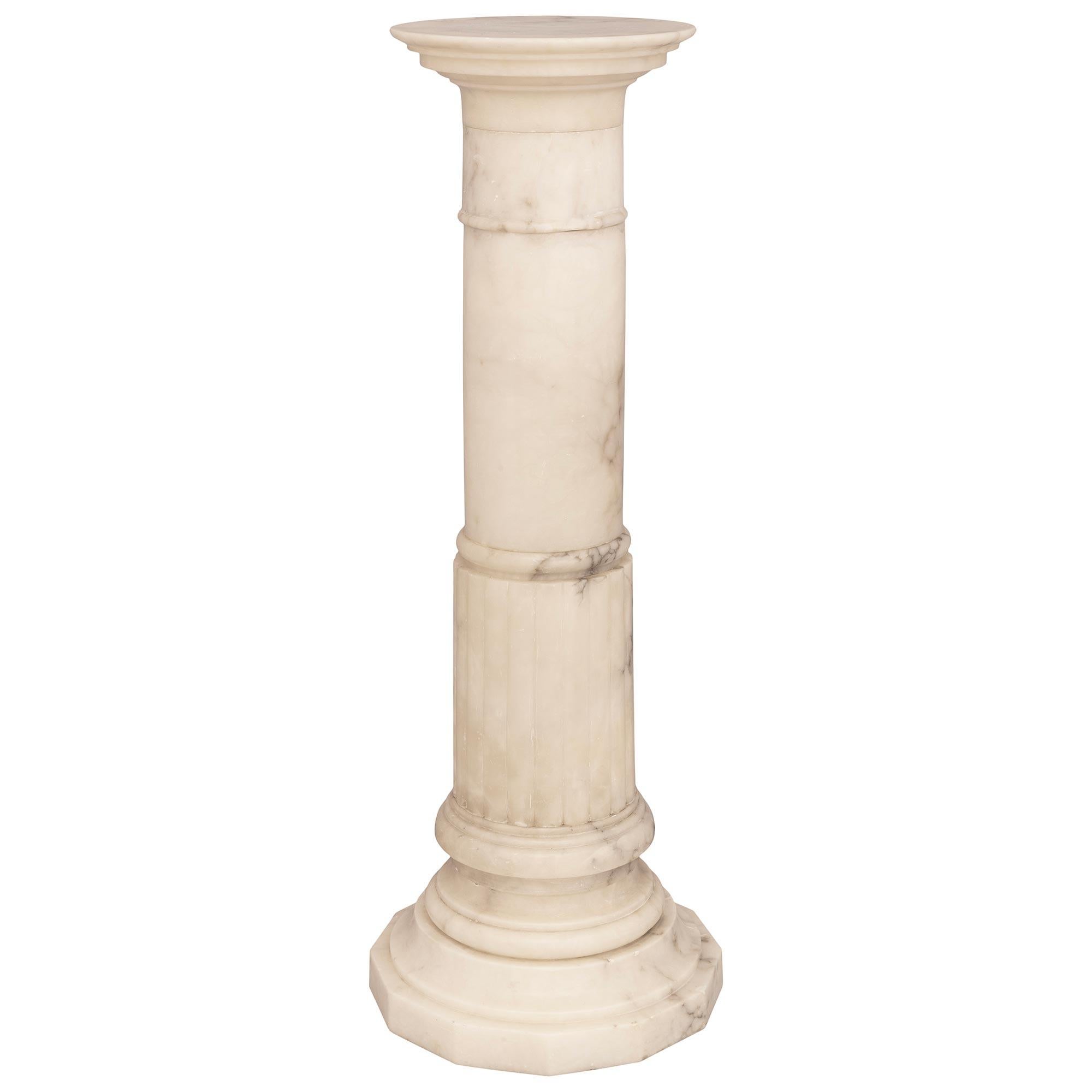 Italienischer Alabaster-Sockel aus dem 19. im Zustand „Gut“ im Angebot in West Palm Beach, FL