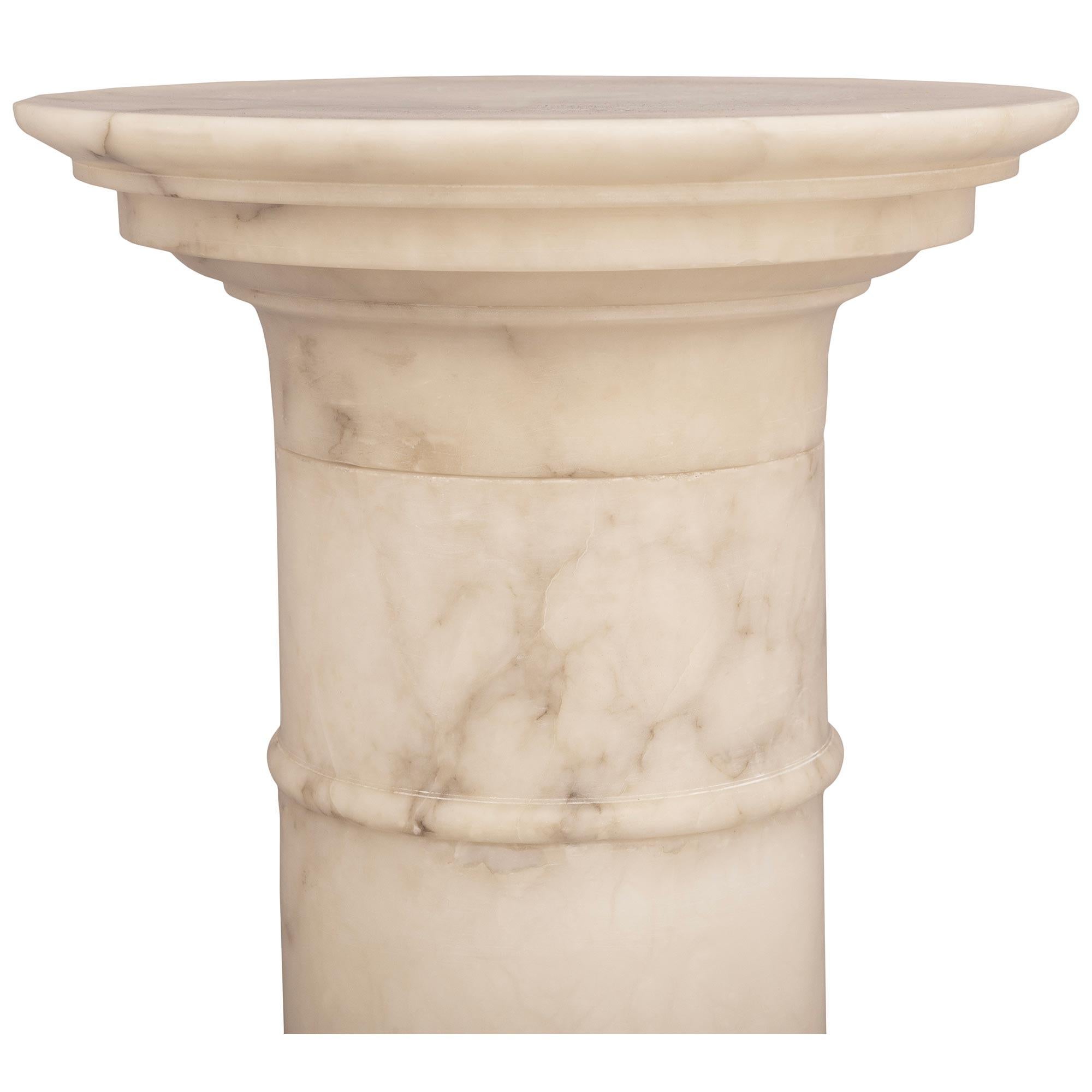 Italienischer Alabaster-Sockel aus dem 19. (19. Jahrhundert) im Angebot