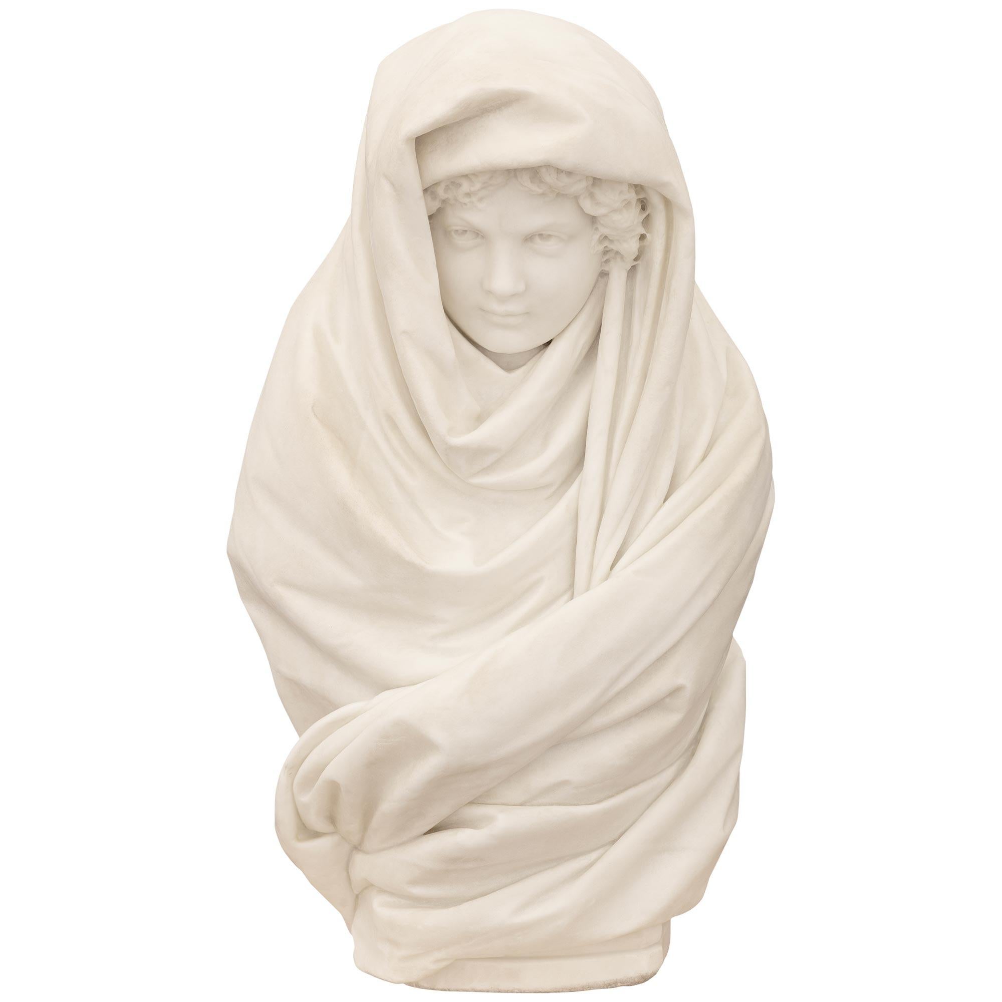 Sculpture italienne du 19ème siècle en marbre blanc de Carrare représentant un jeune garçon dans un châle en vente 4