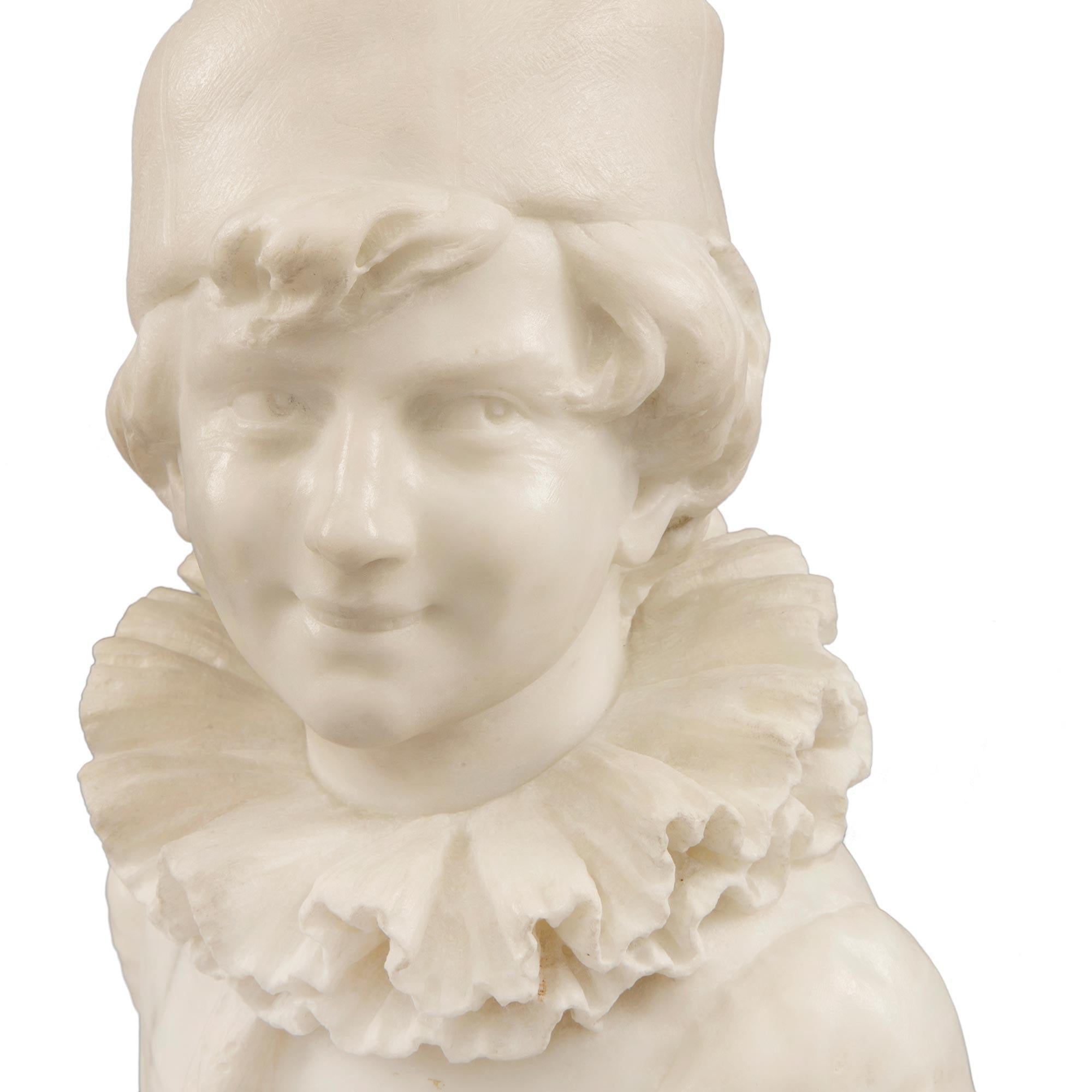 Marbre de Carrare Buste italien de Pierrot du XIXe siècle en marbre blanc de Carrare signé en vente