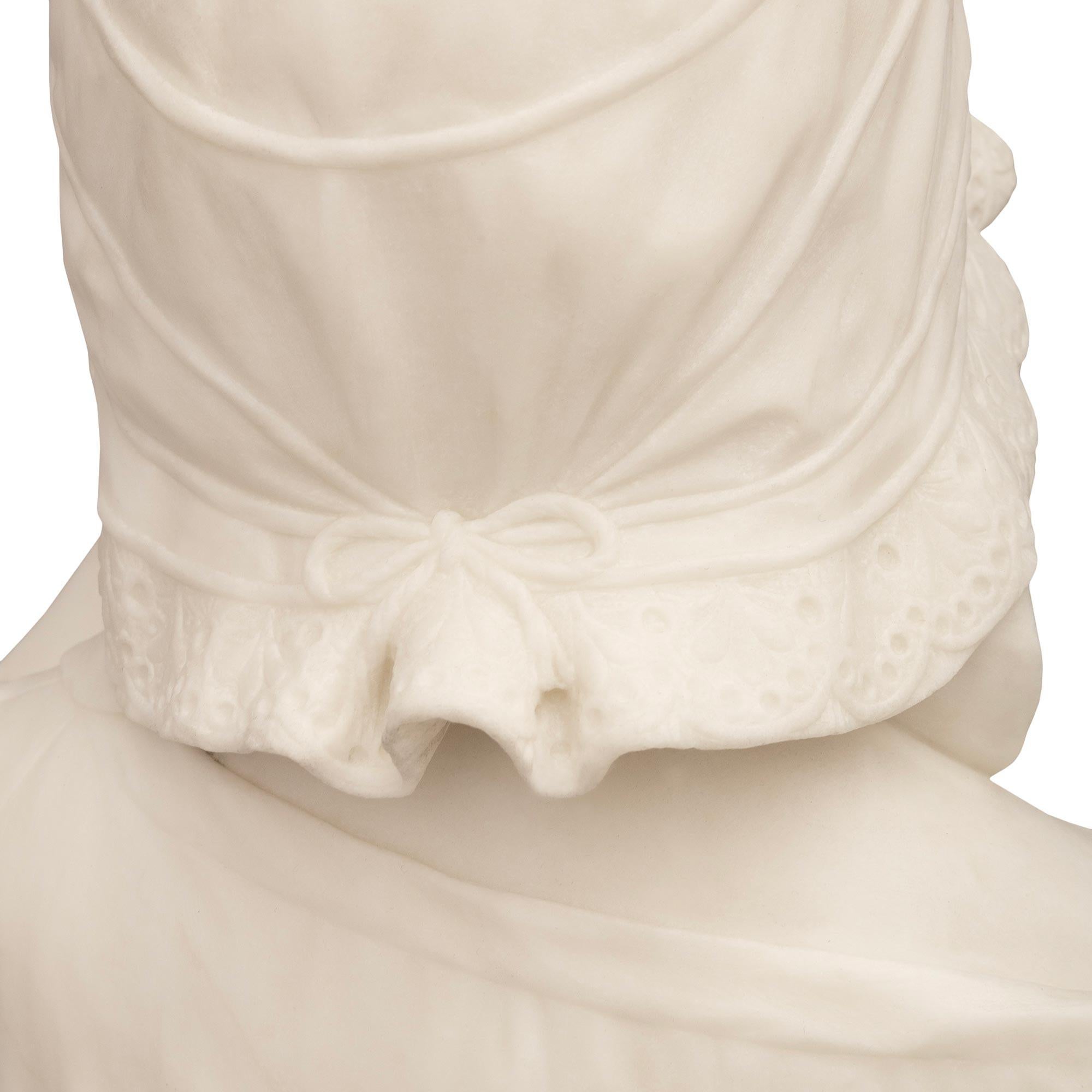 Italian 19th century White Carrara marble statue and Portoro marble pedestal For Sale 2