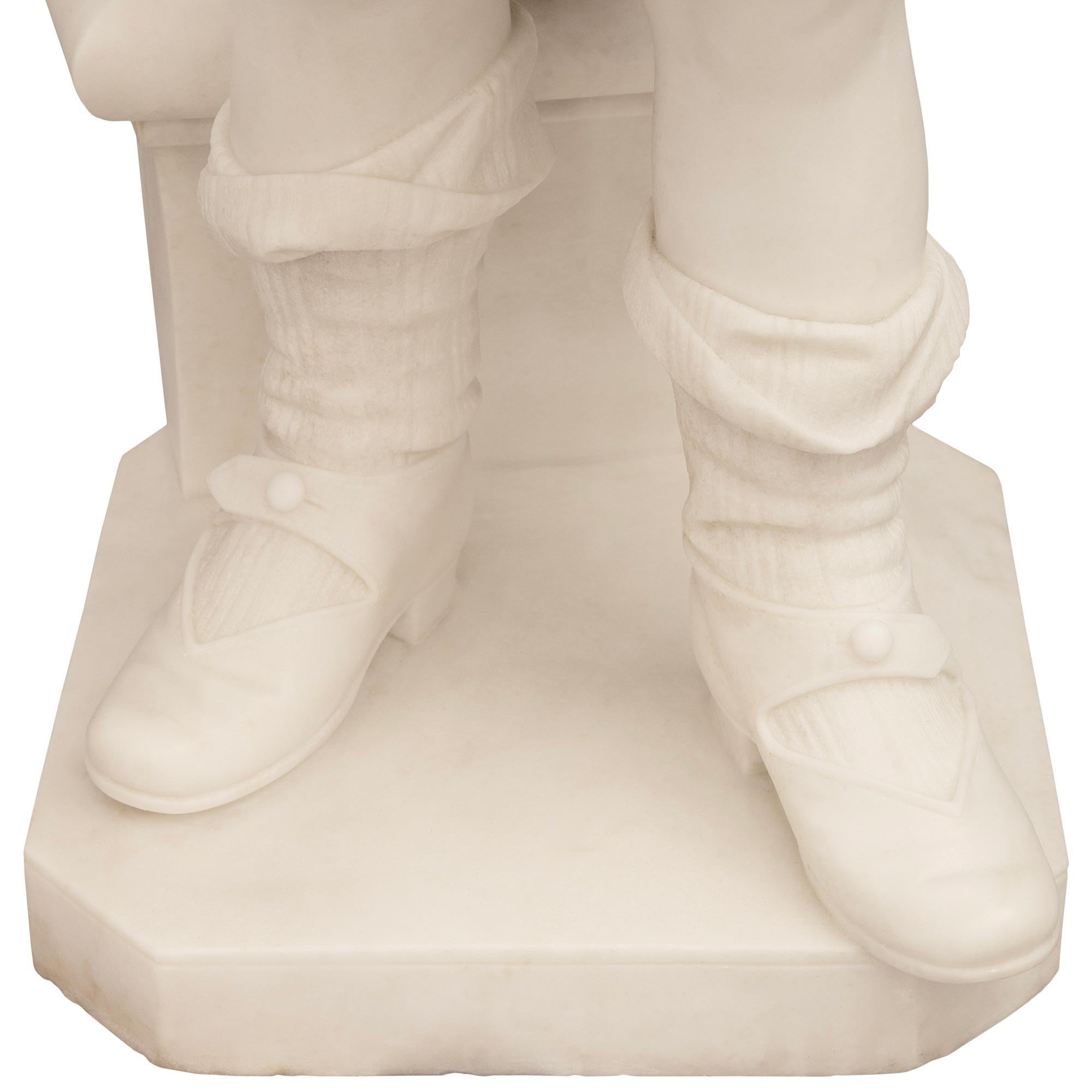 Italian 19th century White Carrara marble statue and Portoro marble pedestal For Sale 3