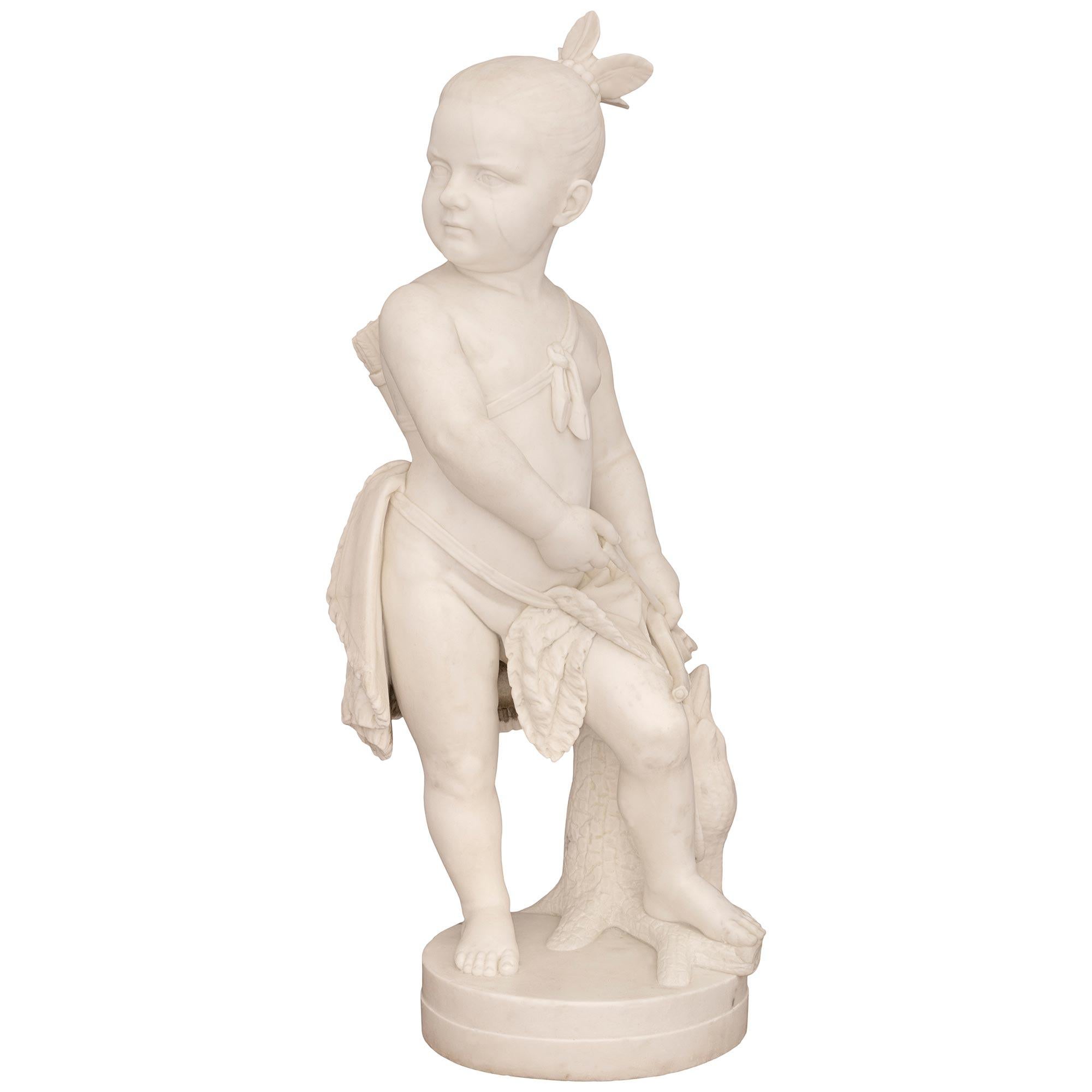 Italienische Statue aus weißem Carrara-Marmor aus dem 19. Jahrhundert mit dem Titel Indianerjunge auf der Jagd im Zustand „Gut“ im Angebot in West Palm Beach, FL