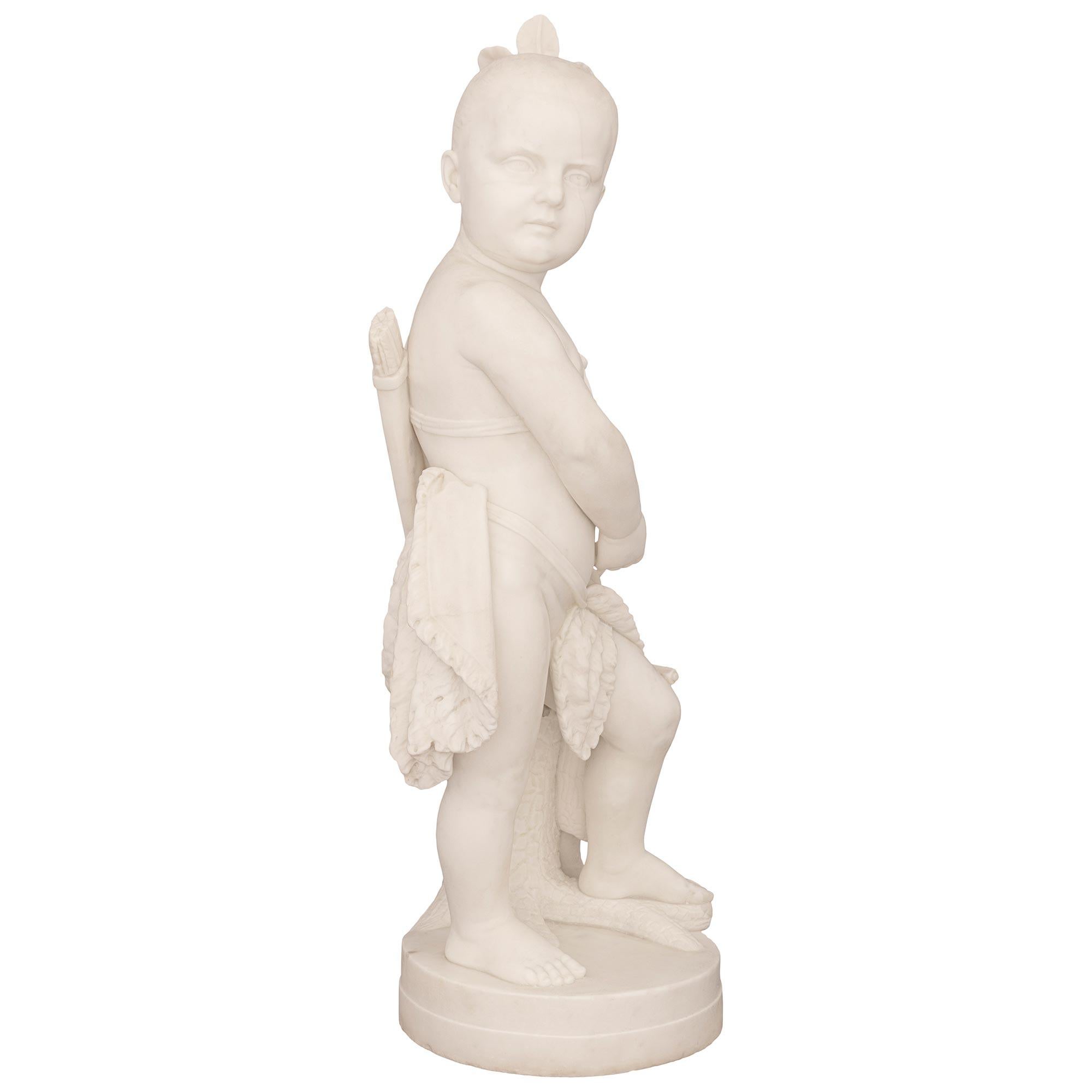 Italienische Statue aus weißem Carrara-Marmor aus dem 19. Jahrhundert mit dem Titel Indianerjunge auf der Jagd im Angebot 1