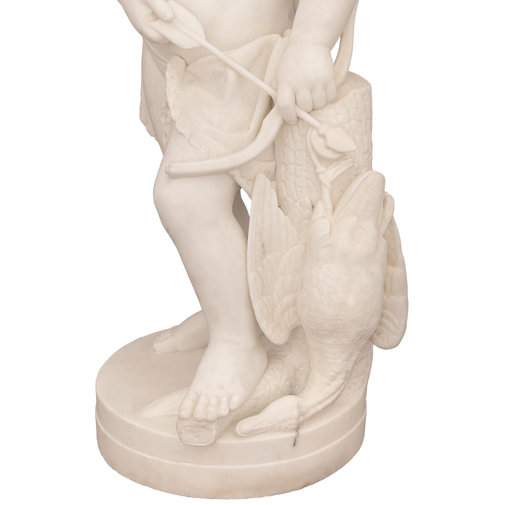 Italienische Statue aus weißem Carrara-Marmor aus dem 19. Jahrhundert mit dem Titel Indianerjunge auf der Jagd im Angebot 4