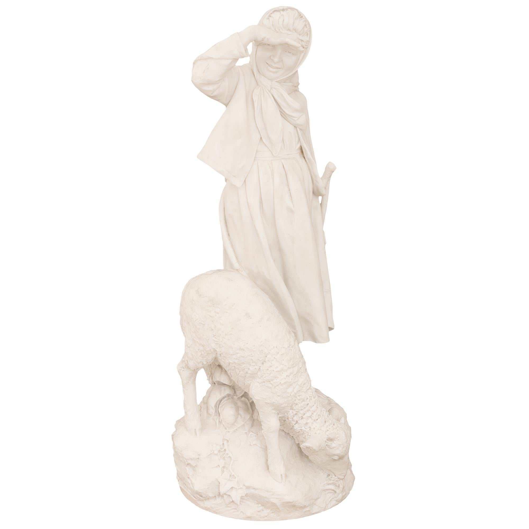 Superbe statue italienne du XIXe siècle en marbre blanc de Carrare intitulée La Bergère, signée A.C.I.C. Firenze. La statue est surélevée par un design/One merveilleusement exécuté et un rocher à partir de l'endroit où se tient la bergère. Elle est