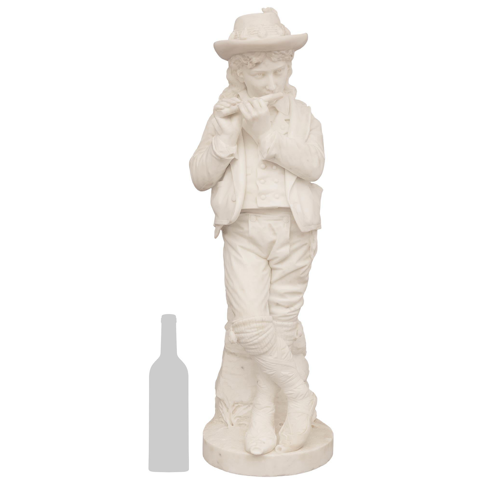 Statua in marmo bianco di Carrara del XIX secolo, di alta qualità e di grande fascino, attribuita a Lapini.  Questa statua raffigura un giovane uomo vestito in abiti pastorali europei con cappello a tesa larga e giacca corta. Indossa pantaloni