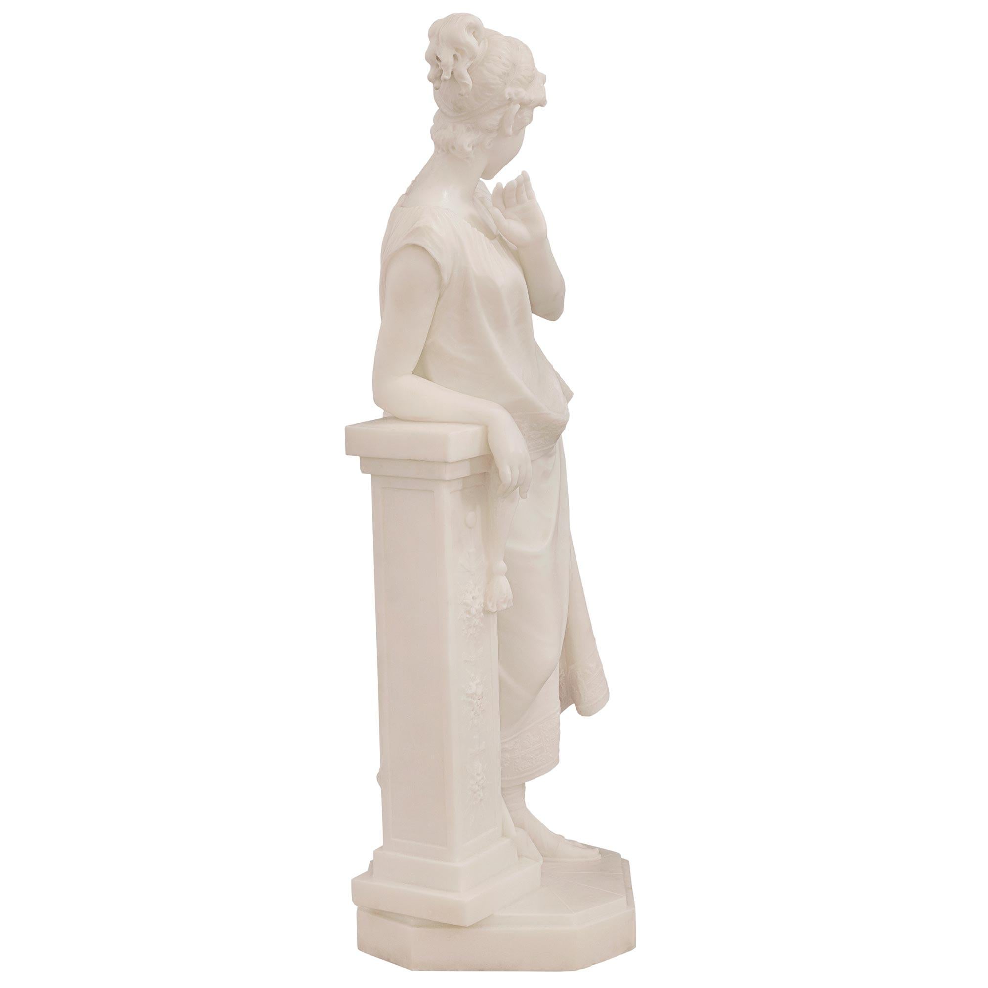 Italienische Statue einer schönen Jungfrau aus weißem Carrara-Marmor aus dem 19. Jahrhundert im Zustand „Gut“ im Angebot in West Palm Beach, FL