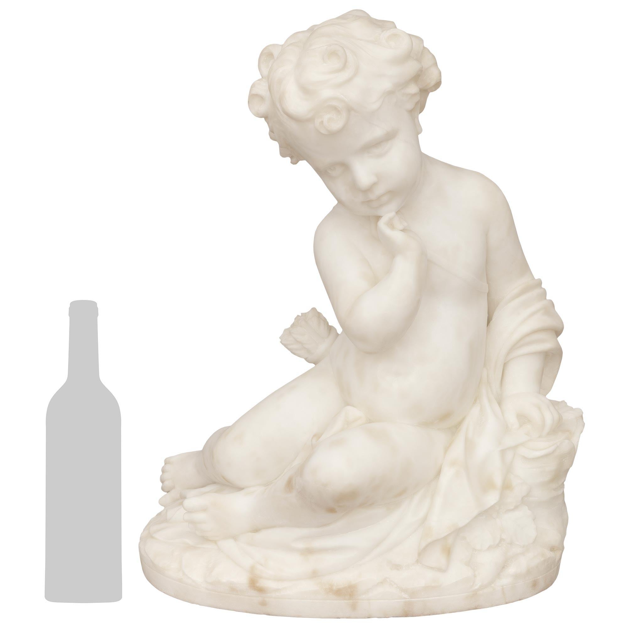 Un'affascinante statua in marmo bianco di Carrara del XIX secolo, firmata Romanet, di alta qualità. Questa meravigliosa statua poggia su una base ovale con una fascia screziata sotto un terreno boschivo e un ceppo d'albero. La statua, che ricorda
