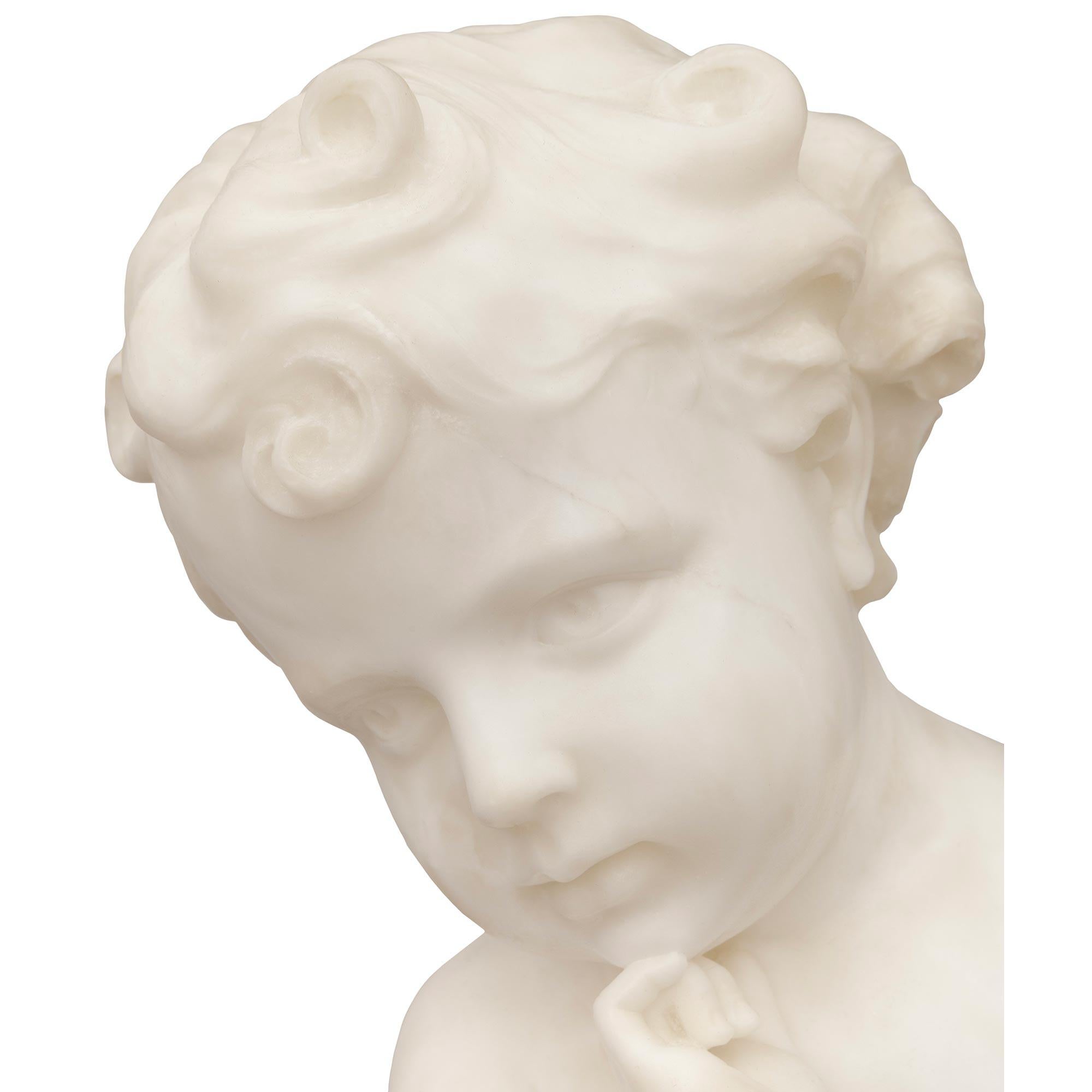 Marmo Statua italiana in marmo bianco di Carrara del XIX secolo raffigurante un cherubino, firmata Romanet in vendita