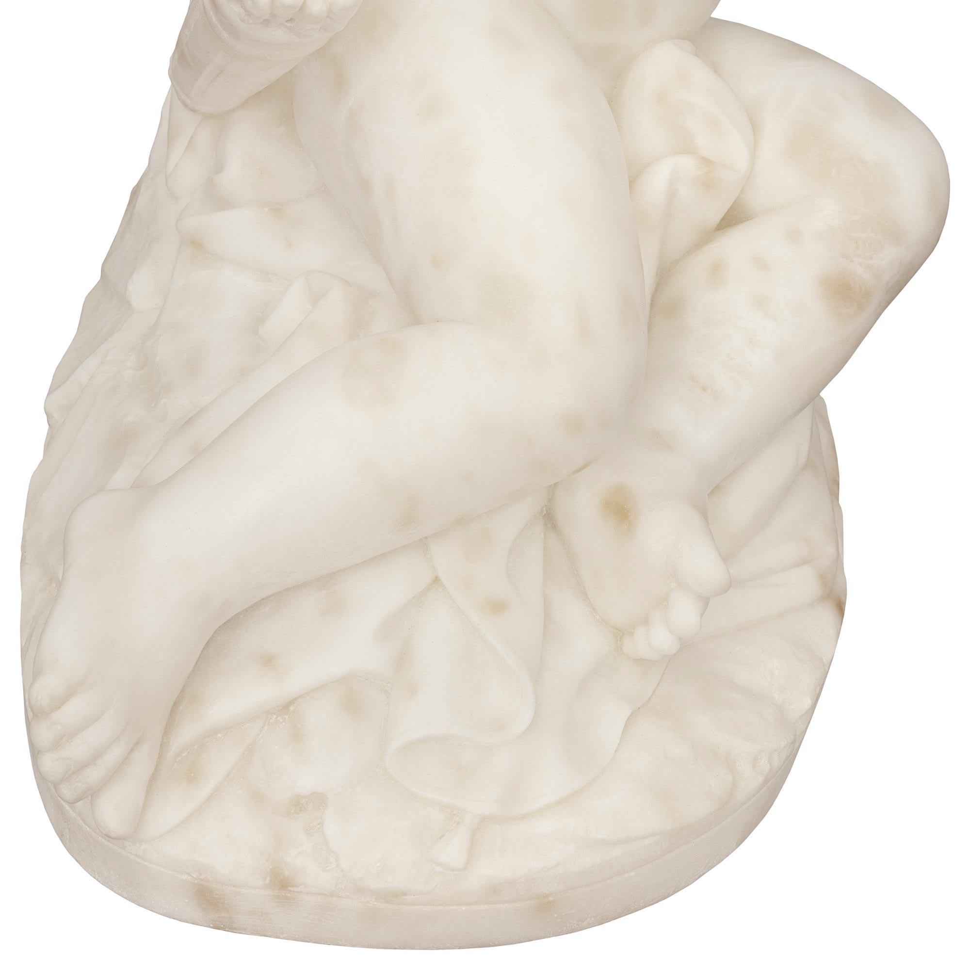 Statua italiana in marmo bianco di Carrara del XIX secolo raffigurante un cherubino, firmata Romanet in vendita 3