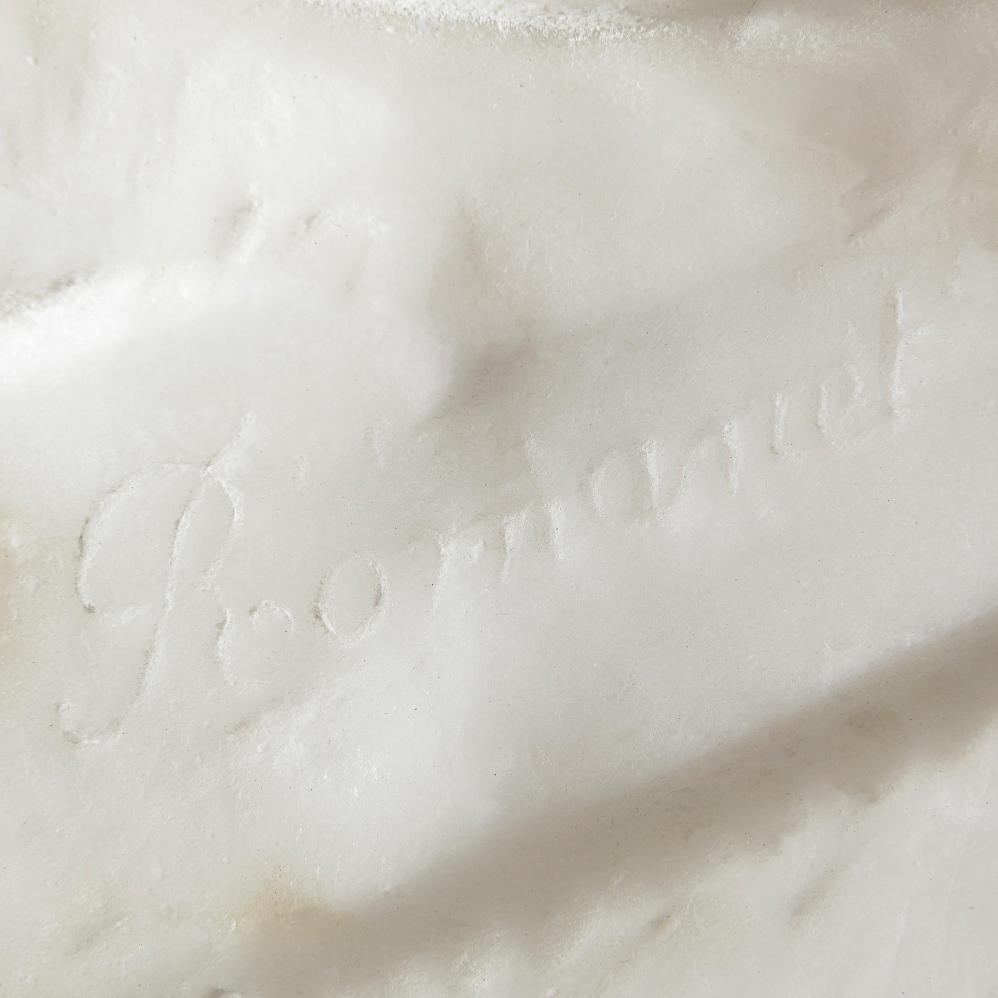 Statua italiana in marmo bianco di Carrara del XIX secolo raffigurante un cherubino, firmata Romanet in vendita 4