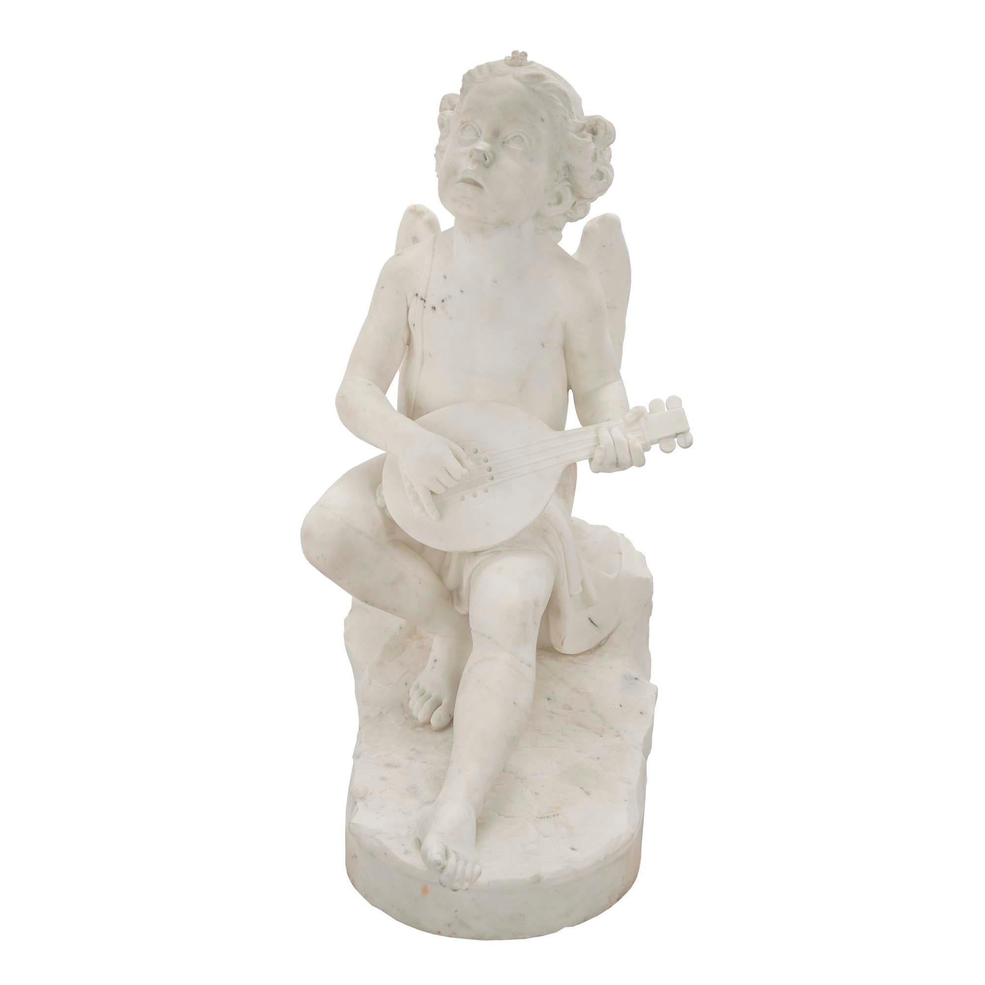 Statue italienne du XIXe siècle en marbre blanc de Carrare représentant un petit chérubin ailé