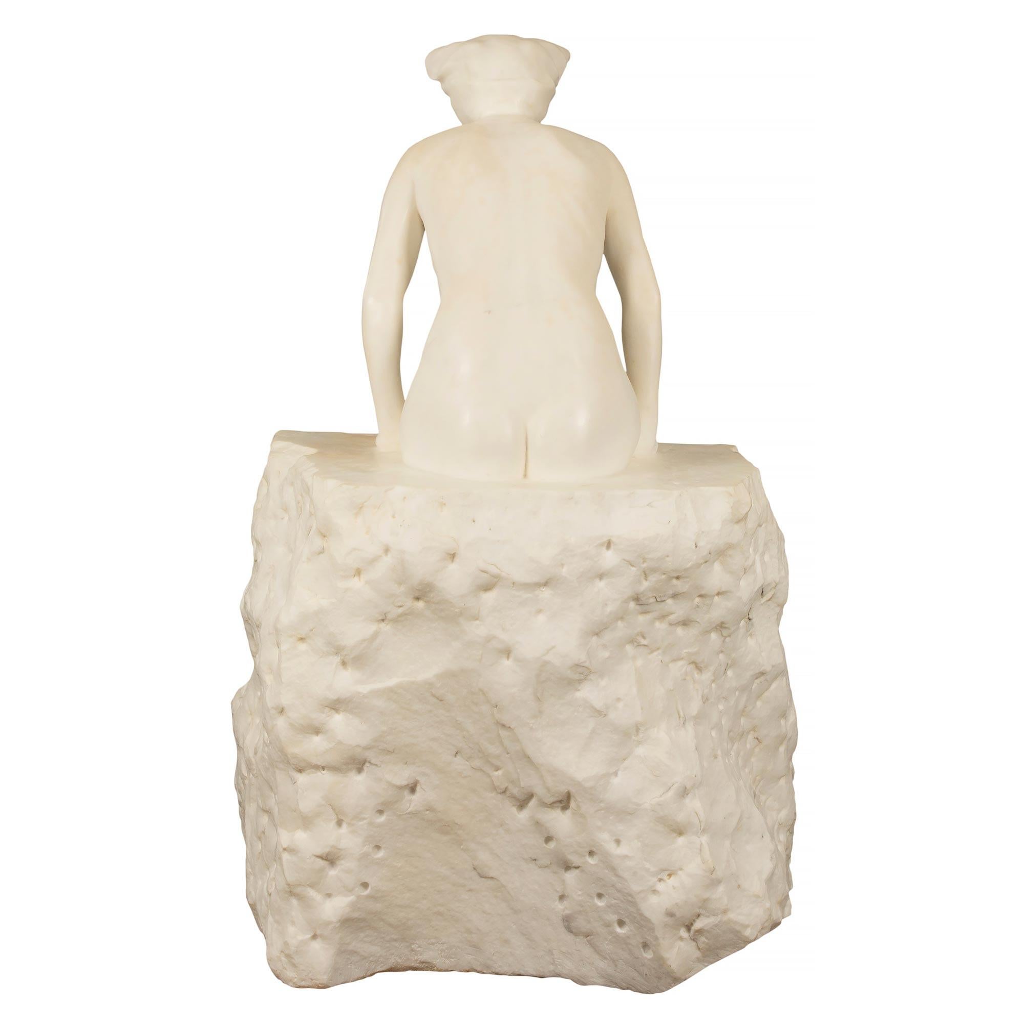 Italienische Statue einer auf einem Felsen sitzenden Jungfrau aus weißem Carrara-Marmor aus dem 19. Jahrhundert im Angebot 1